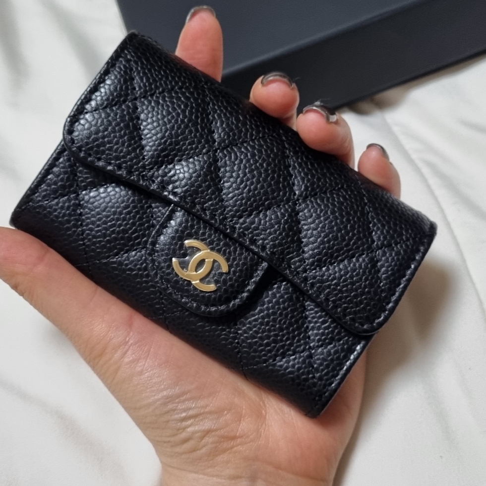 Chanel Classic Card Holder Grained Calfskin & Gold Black 착용 스타일 - 3