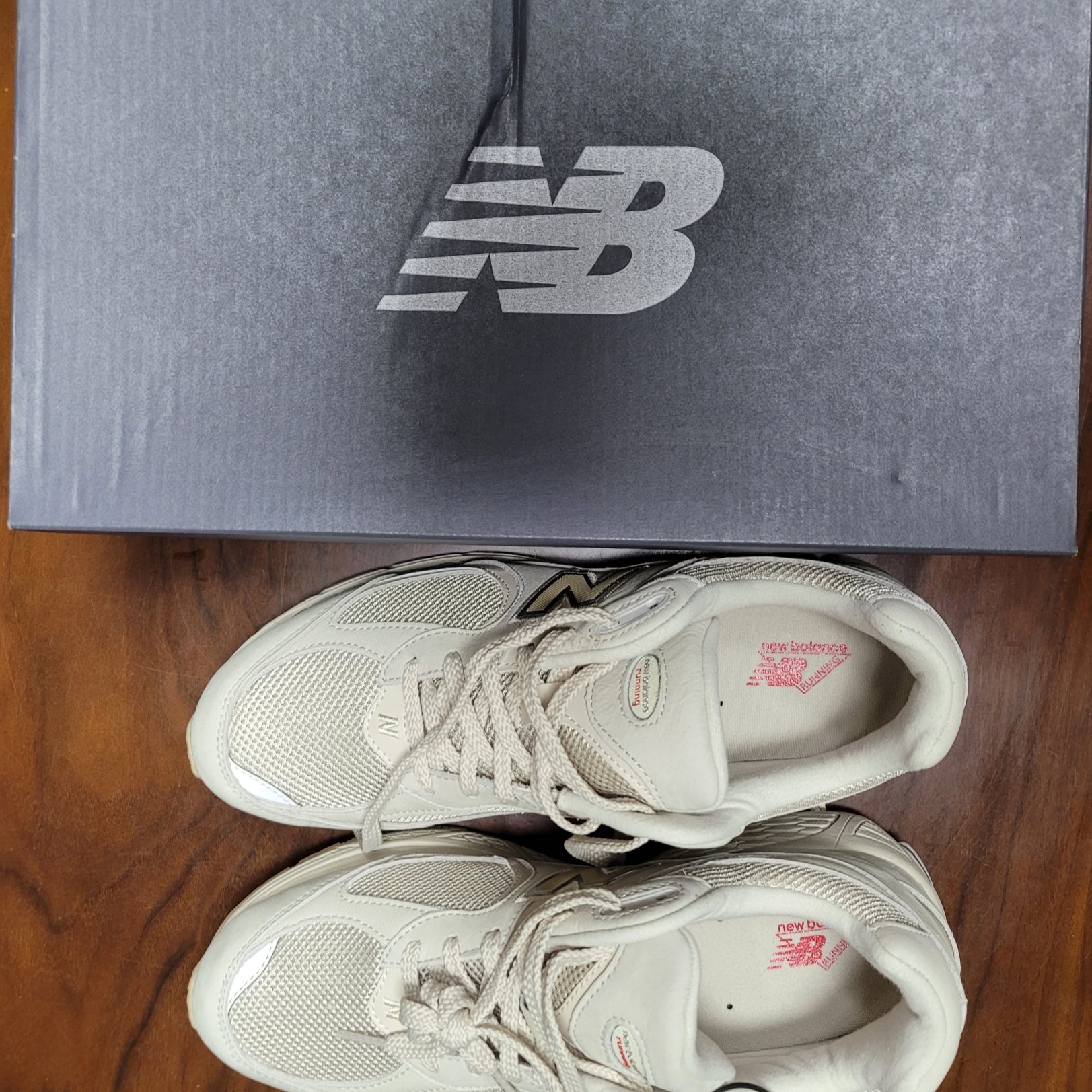 New Balance 2002R Beige 착용 스타일