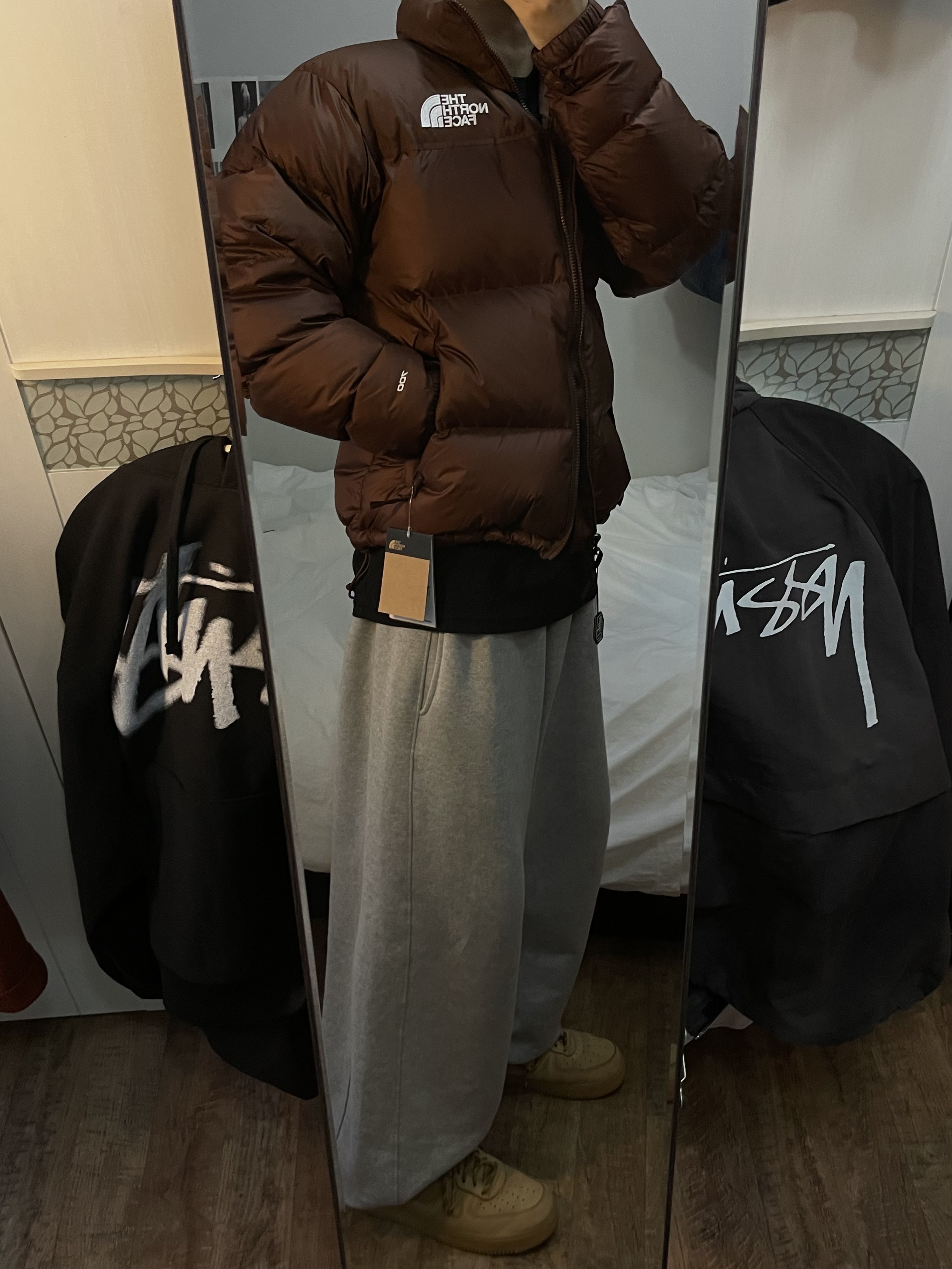 The North Face 1996 Retro Nuptse Jacket Dark Oak, Stussy Dizzy Stock Hoodie Black 착용 스타일