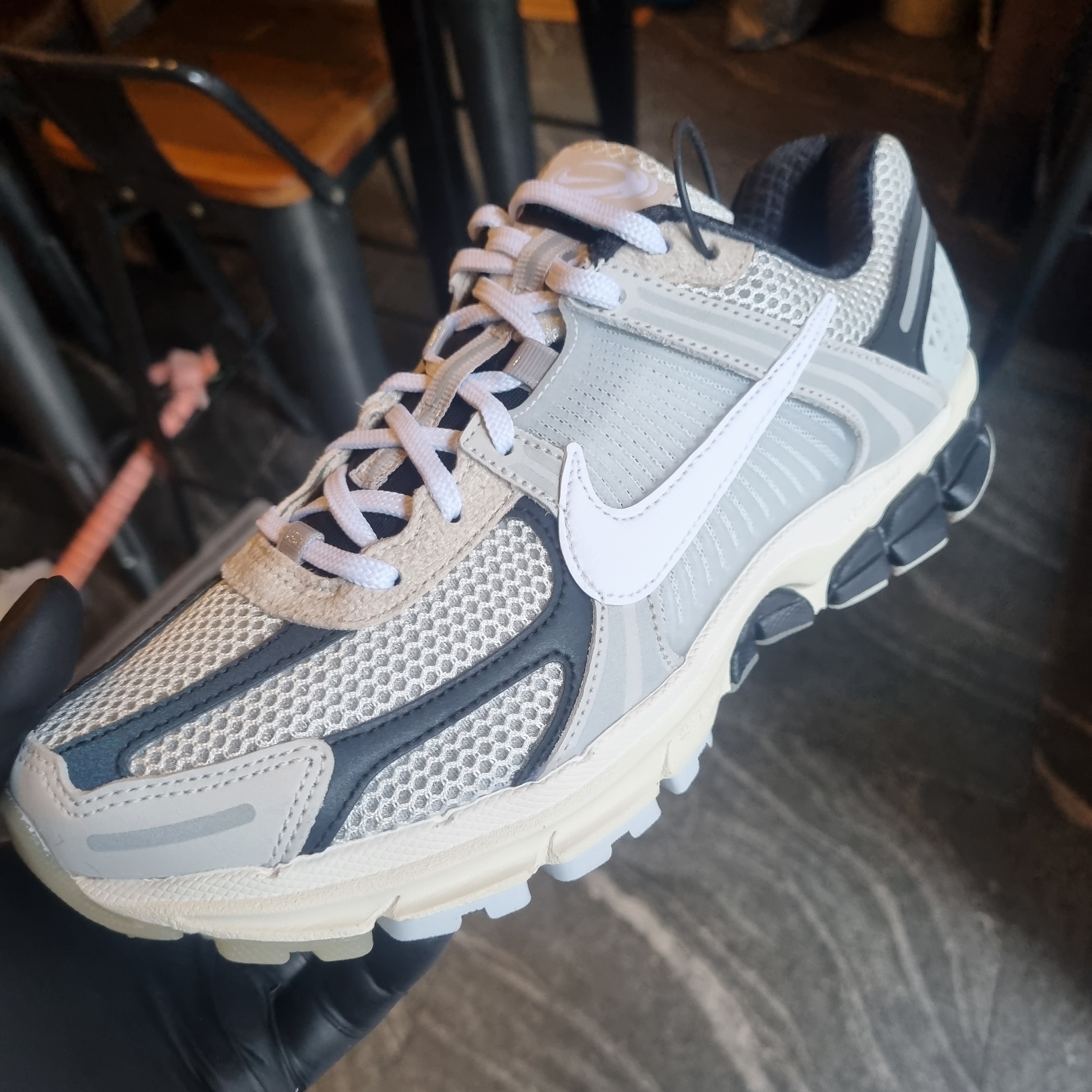 Nike Zoom Vomero 5 Light Bone and Black 착용 스타일