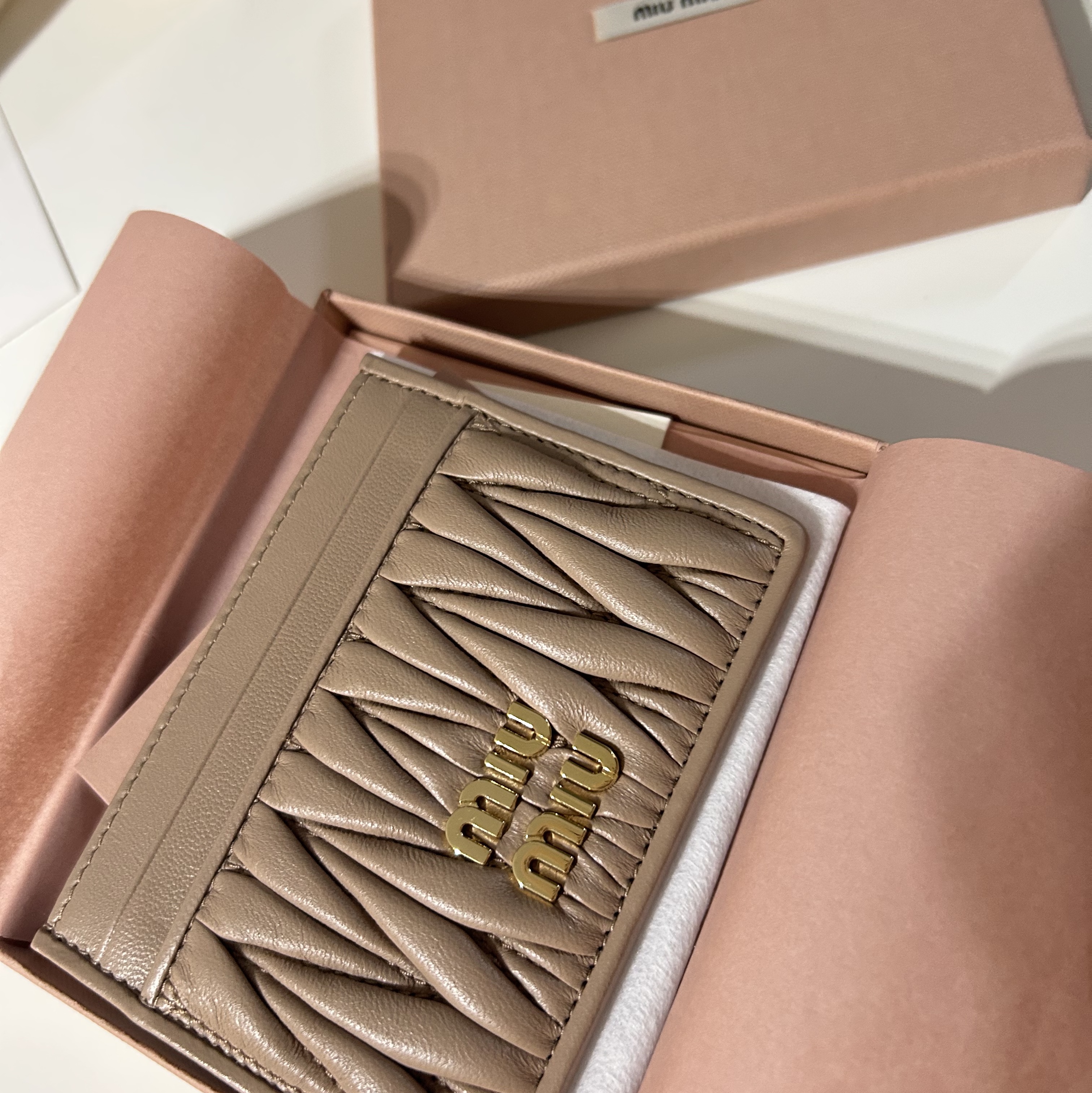 Miu Miu Matelasse Nappa Leather Card Holder Cameo 착용 스타일