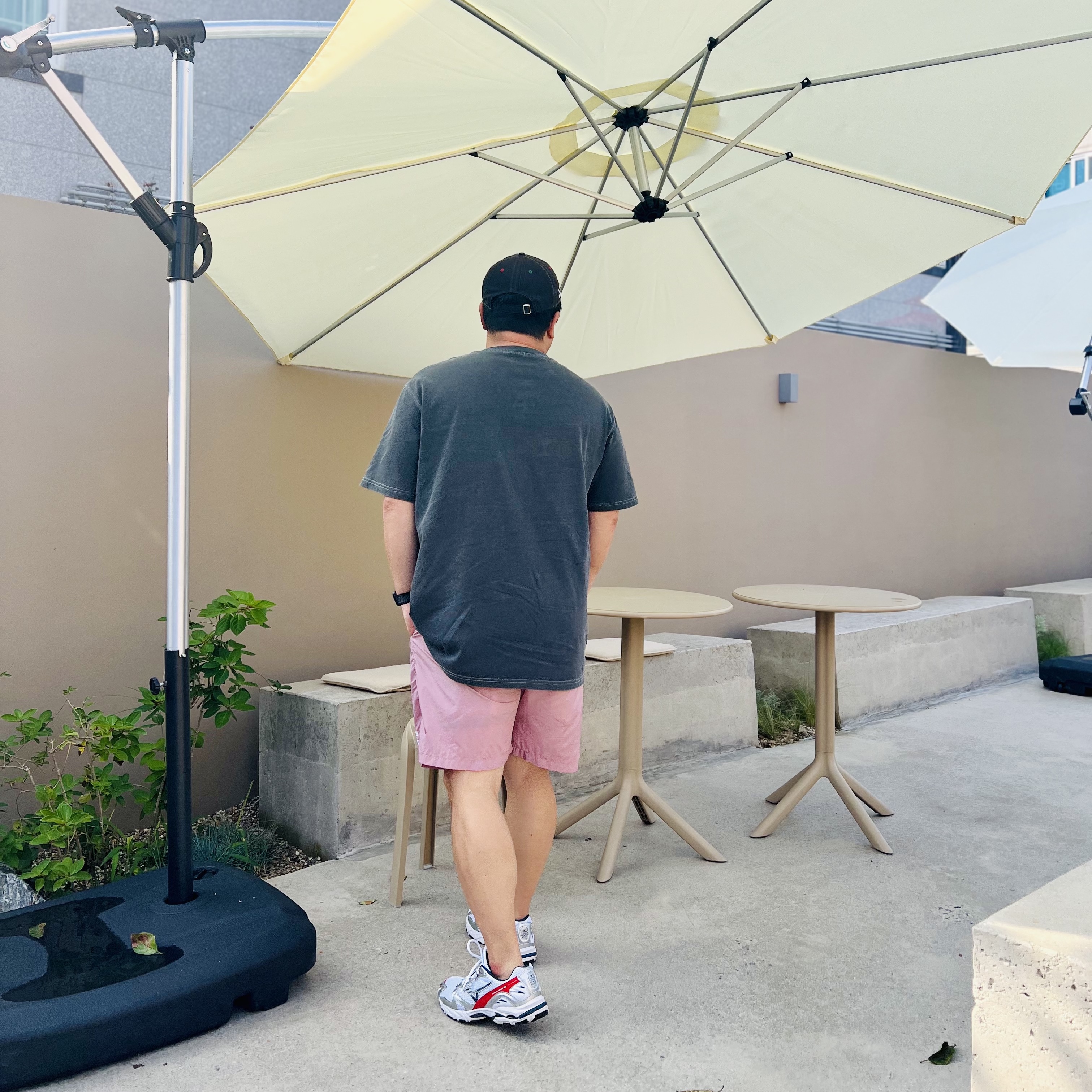 IAB Studio Pigment T-Shirt Black, IAB Studio Woven Shorts Pink - The Hyundai Seoul Exclusive 착용 스타일