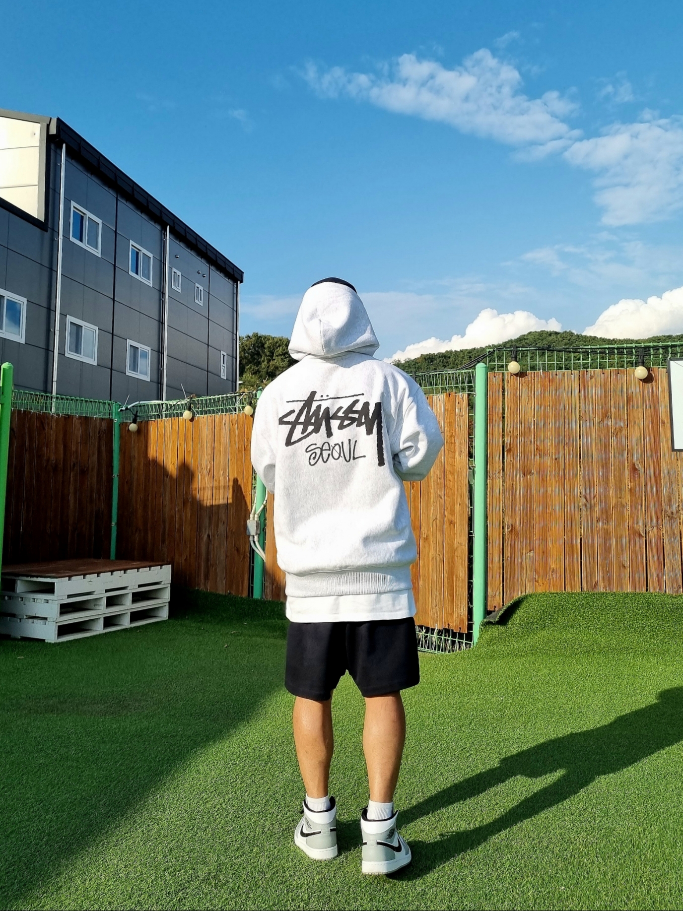 Stussy Stock Seoul Hood Ash Heather 2023, Jordan 1 Mid Light Smoke Grey 착용 스타일