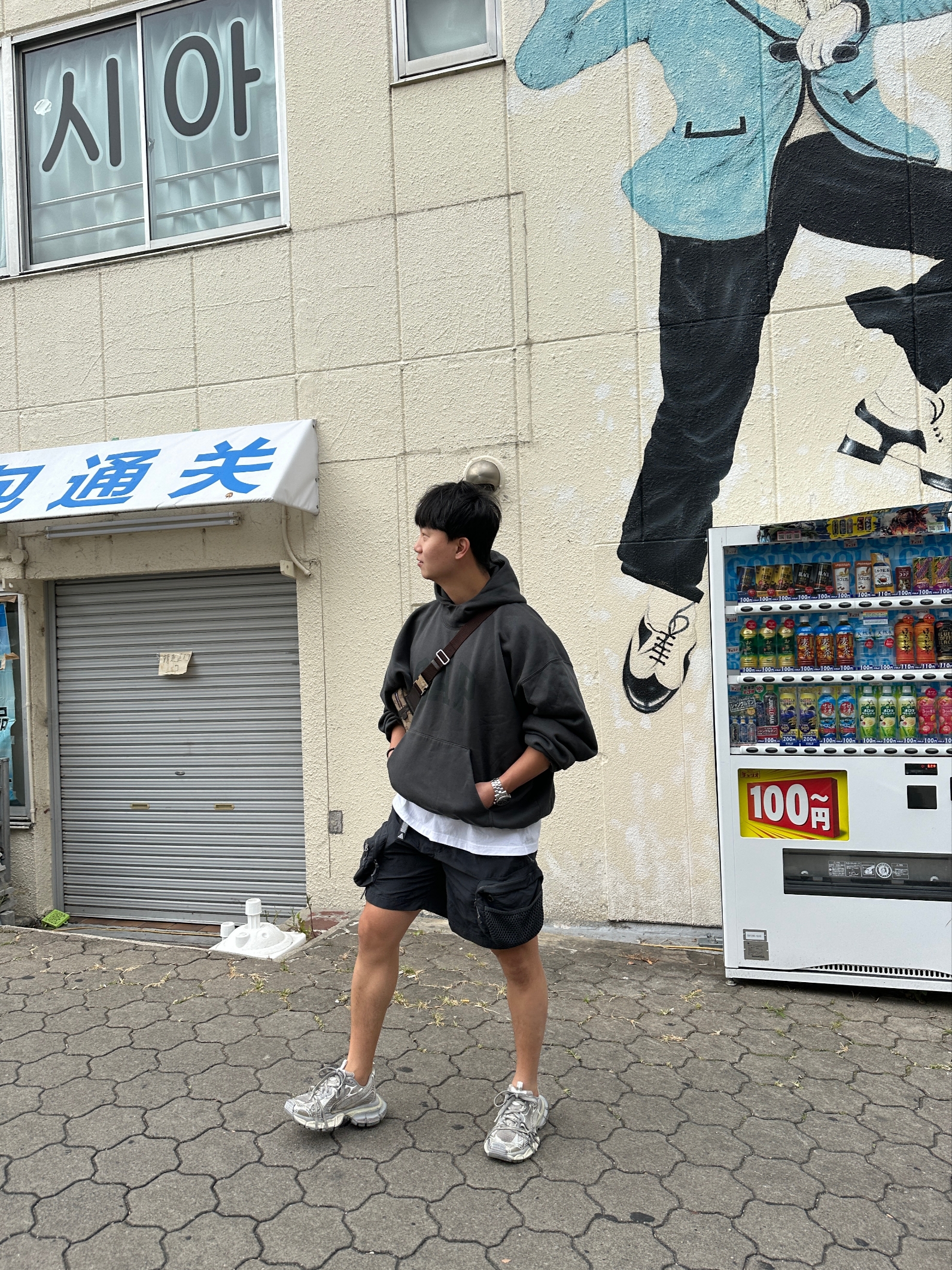 Yeezy Gap Engineered By Balenciaga Dove Hoodie Black, (W) Balenciaga 3XL Sneakers Light Beige 착용 스타일