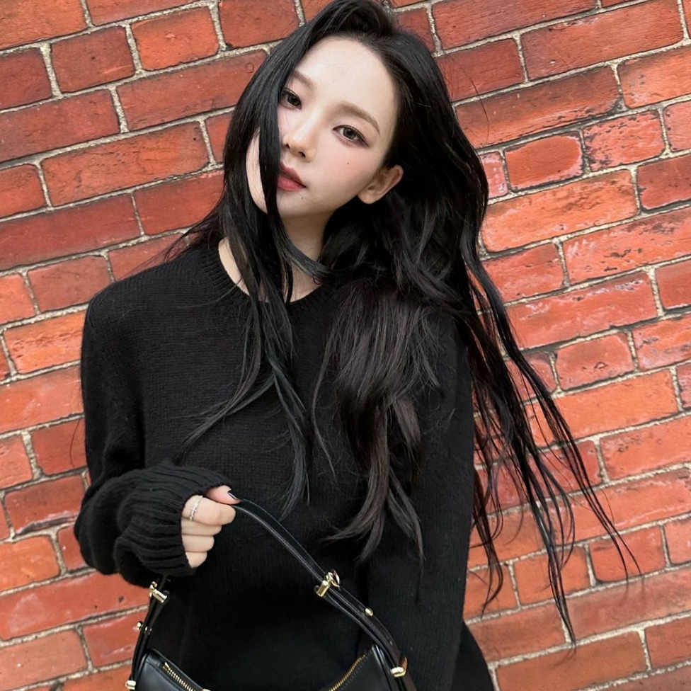 Prada Arque Leather Shoulder Bag Black 착용 스타일 - 2