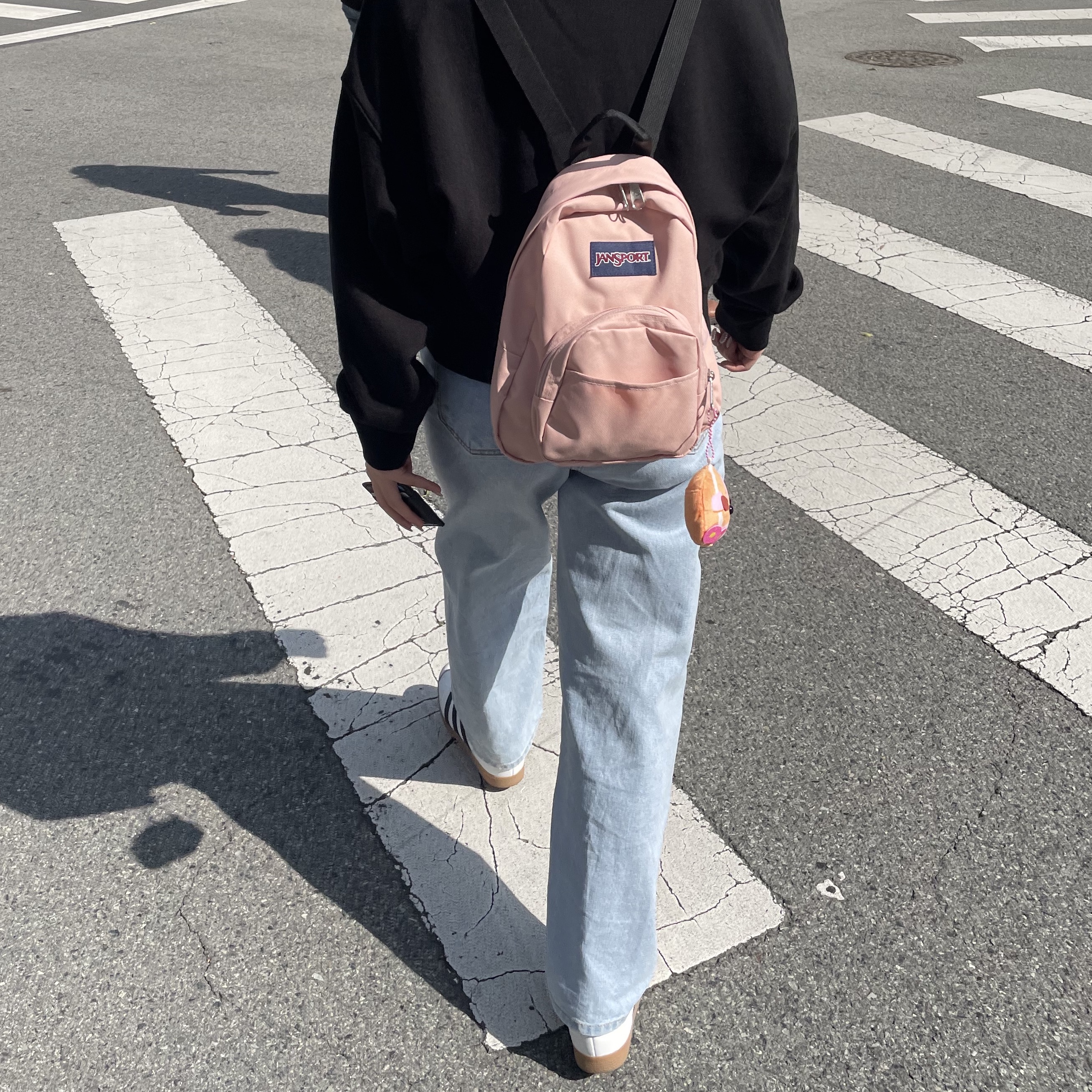 Jansport Half Pint Mini Backpack Misty Rose 착용 스타일
