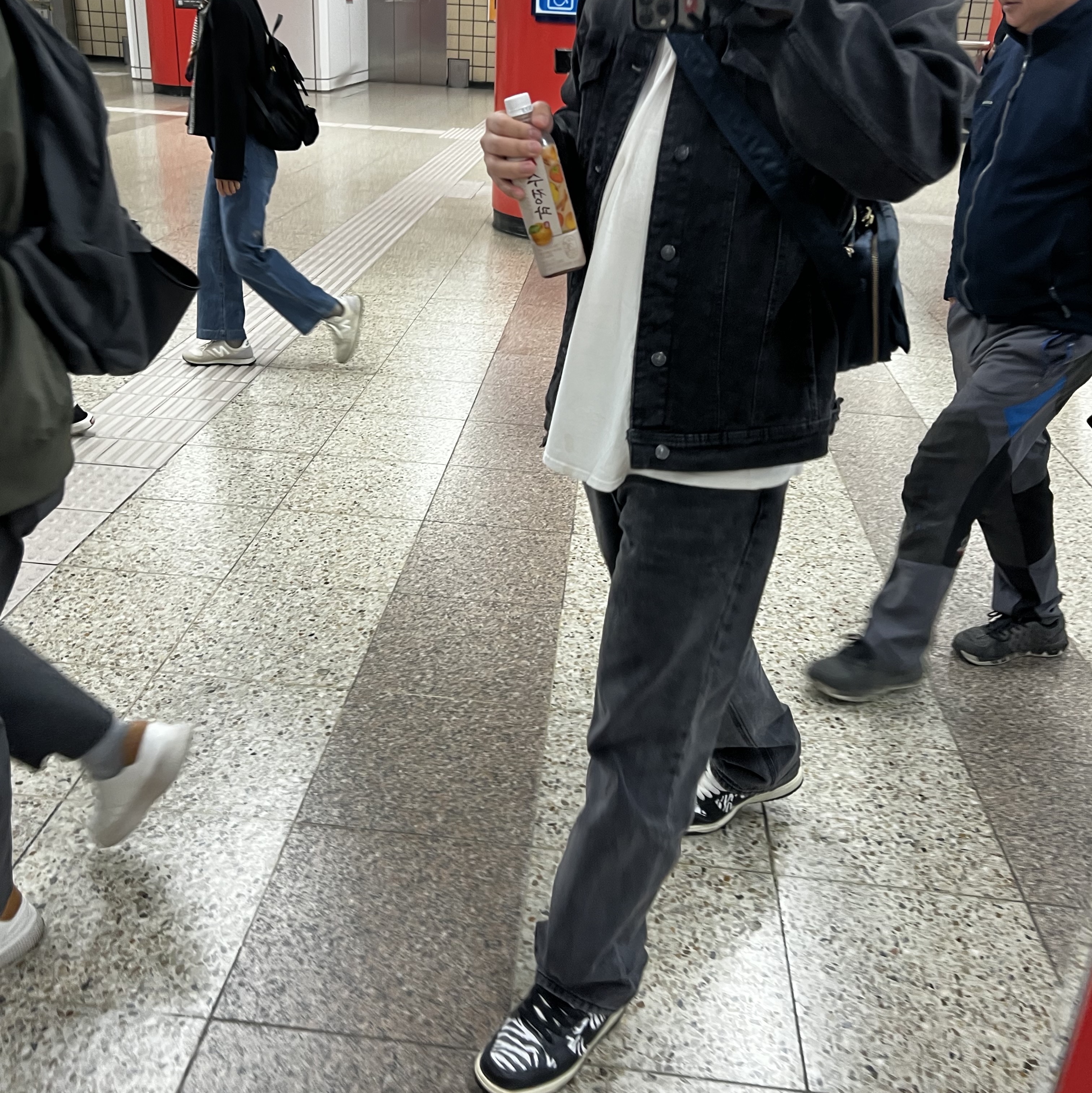 Nike x Quartersnacks SB Dunk Low Zebra Cake, Porter Tanker Shoulder Bag S Iron Blue 착용 스타일