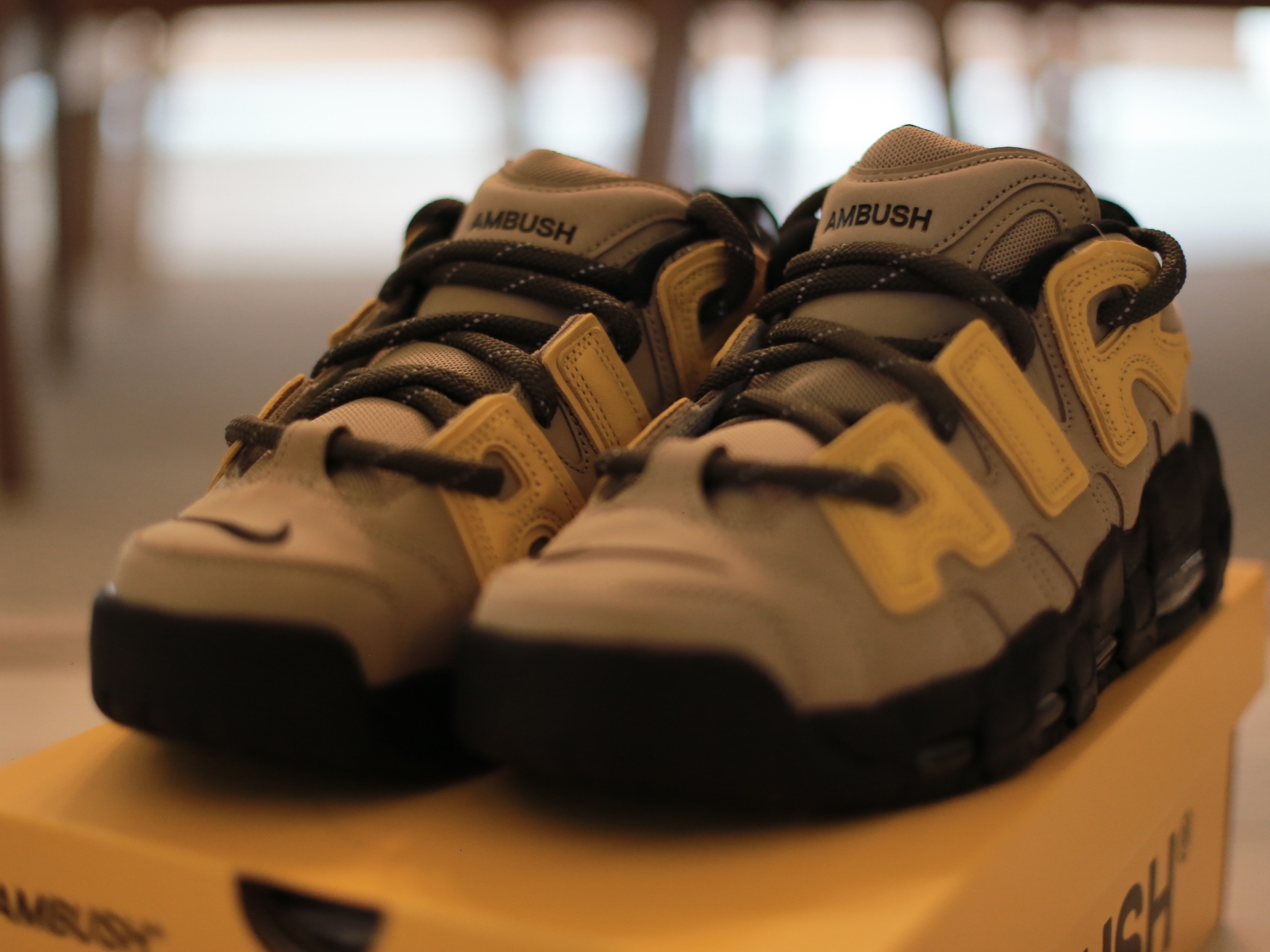 Nike x Ambush Air More Uptempo Low Vivid Sulfur and Limestone 착용 스타일 - 2