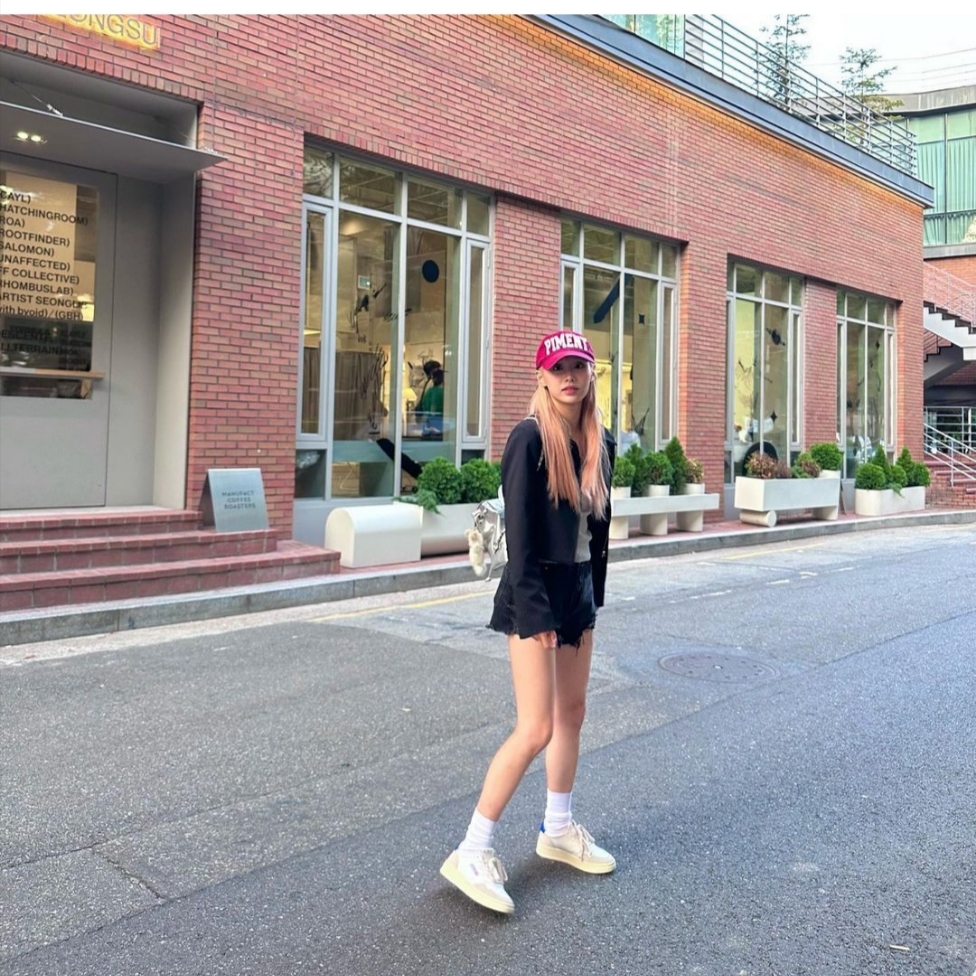 (W) Autry Medalist Low Leather Sneakers White Azure, Cardinal Red Hawoo-A Bag Silver 착용 스타일 - 1
