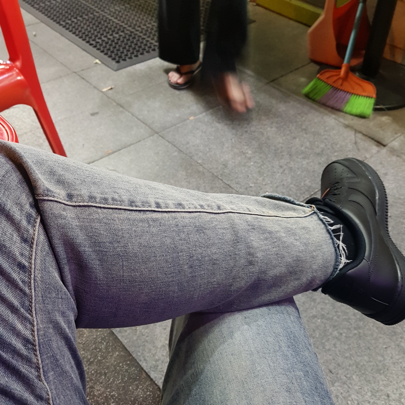 Nike Air Force 1 '07 Low Triple Black 착용 스타일