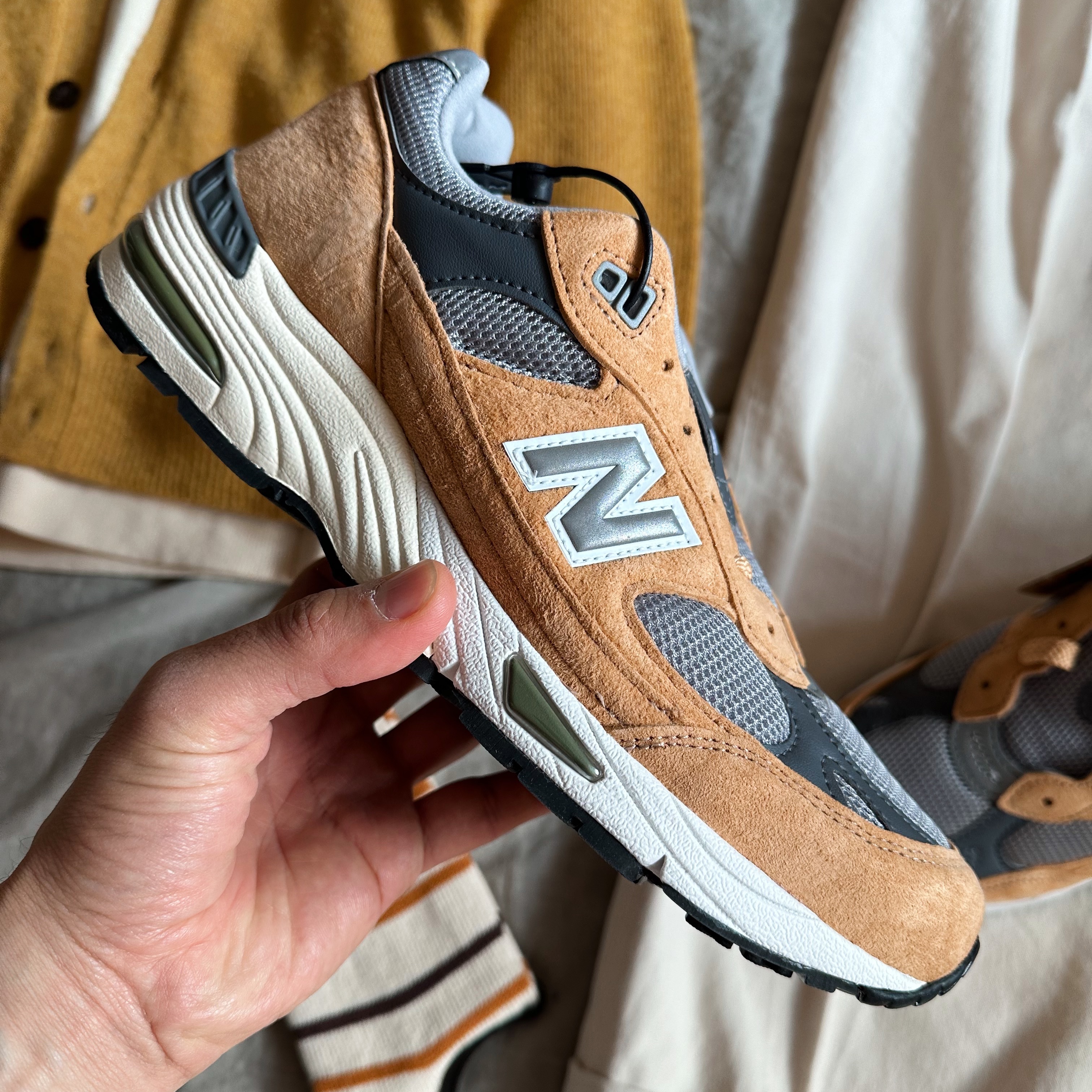 New Balance 991 Made in UK Tan Grey 착용 스타일 - 1