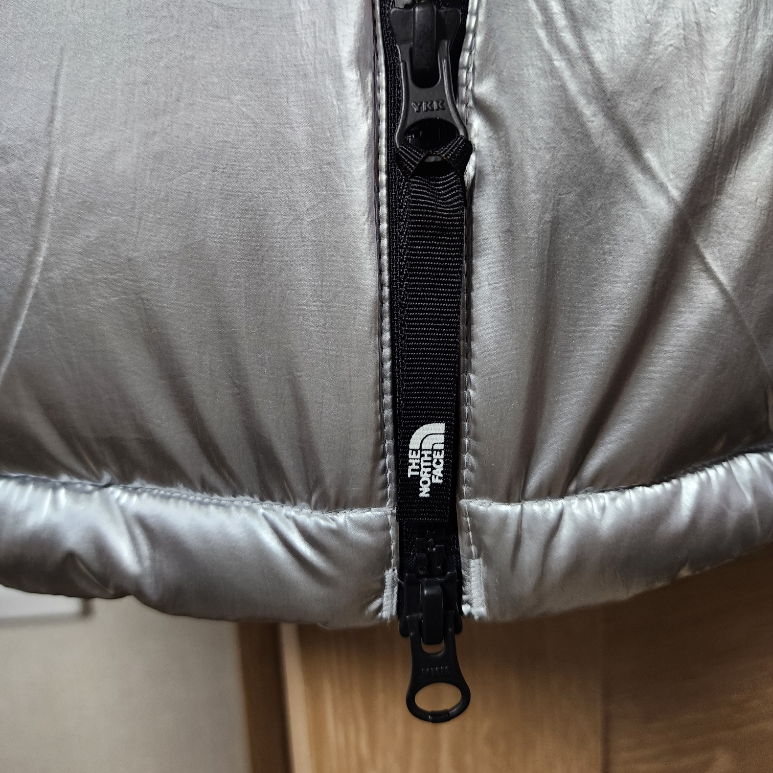 (W) The North Face White Label Novelty Nuptse Down Jacket Silver 착용 스타일 - 5
