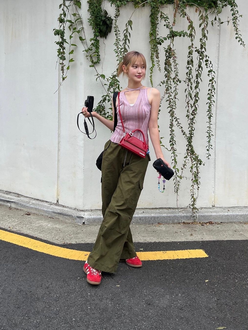 Millo Women Maxi Parachute Cargo Pants Khaki 착용 스타일
