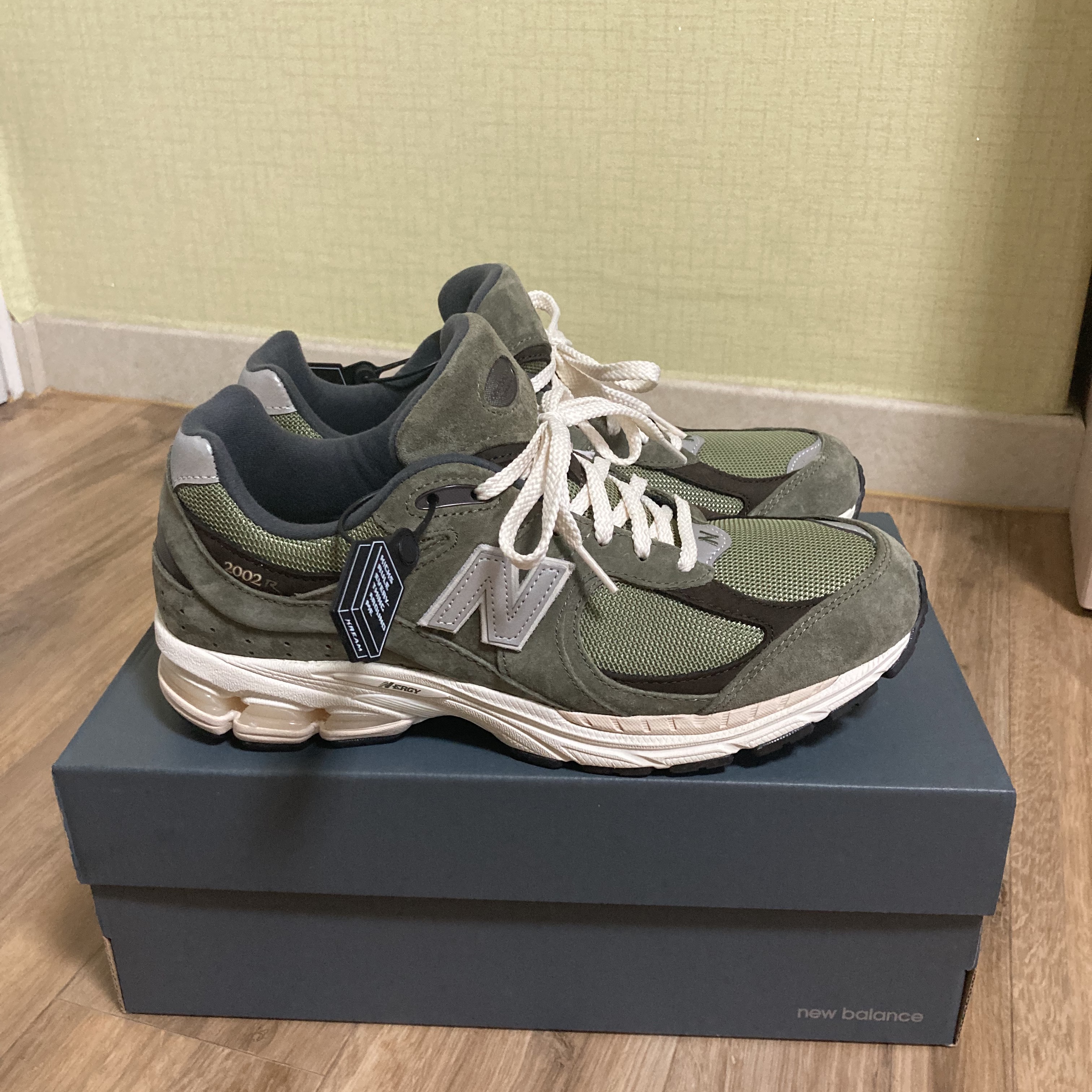 New Balance 2002R Special Vintage Khaki 착용 스타일 - 3