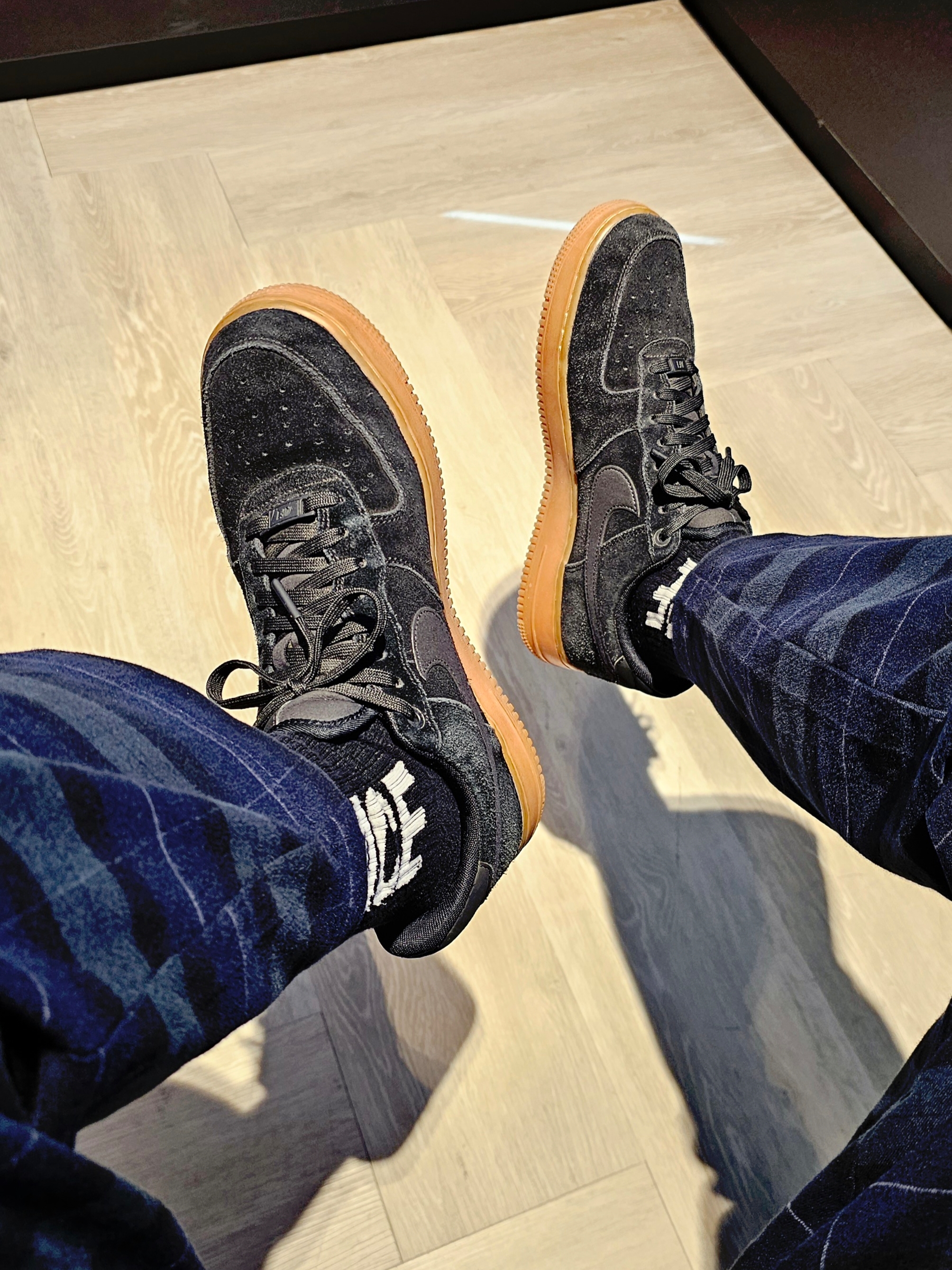 Nike Air Force 1 '07 LV8 Suede Black Gum 착용 스타일 - 4