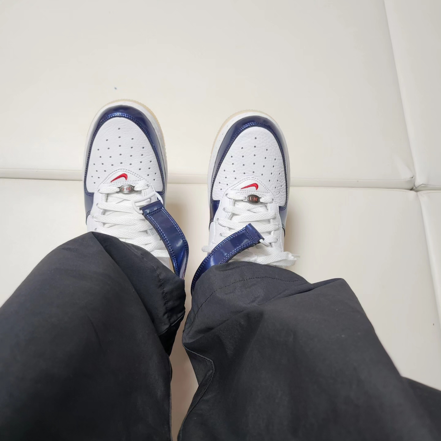 Nike Air Force 1 Mid QS University Red and Midnight Navy 착용 스타일 - 5