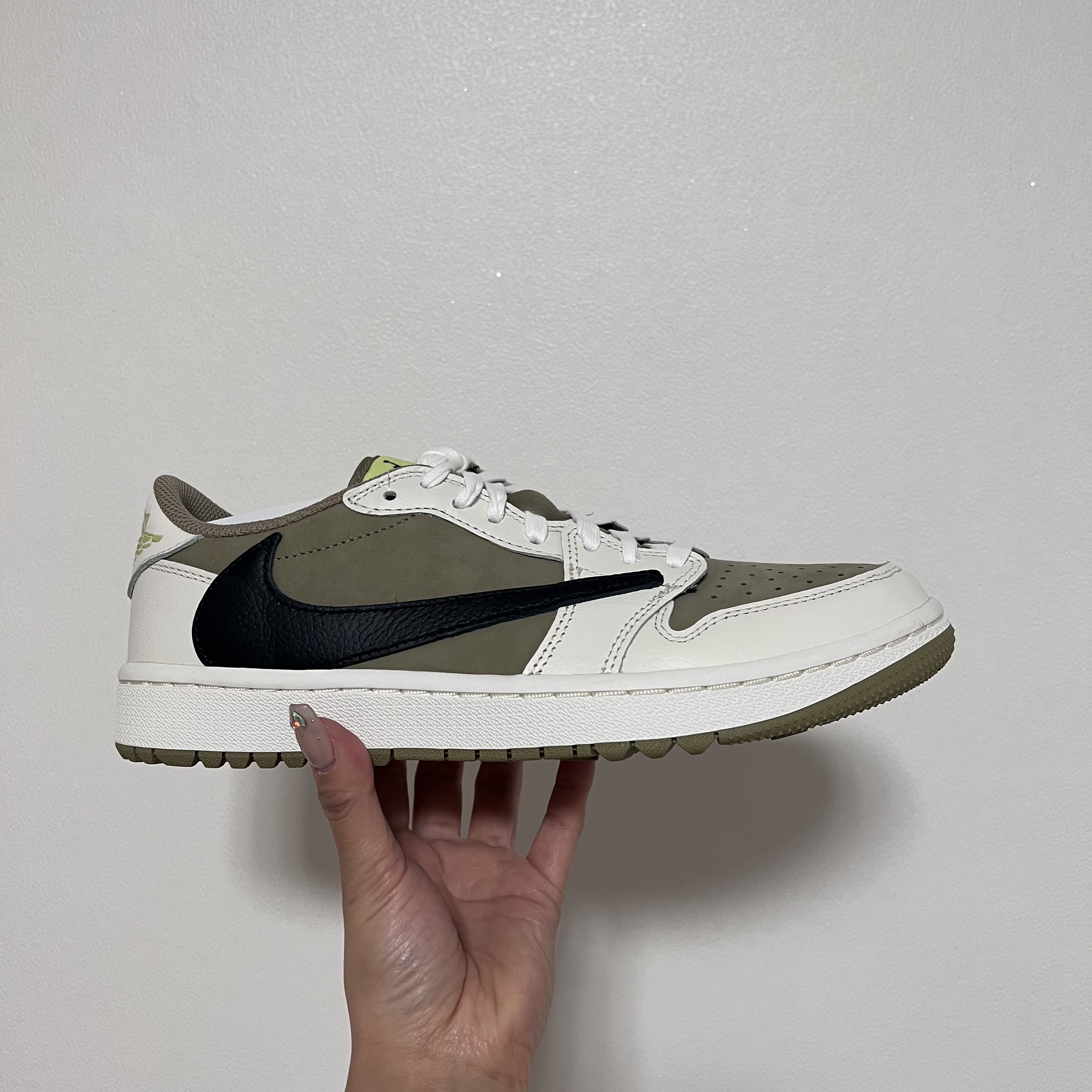 Jordan 1 x Travis Scott Retro Low Golf NRG Neutral Olive 착용 스타일 - 2