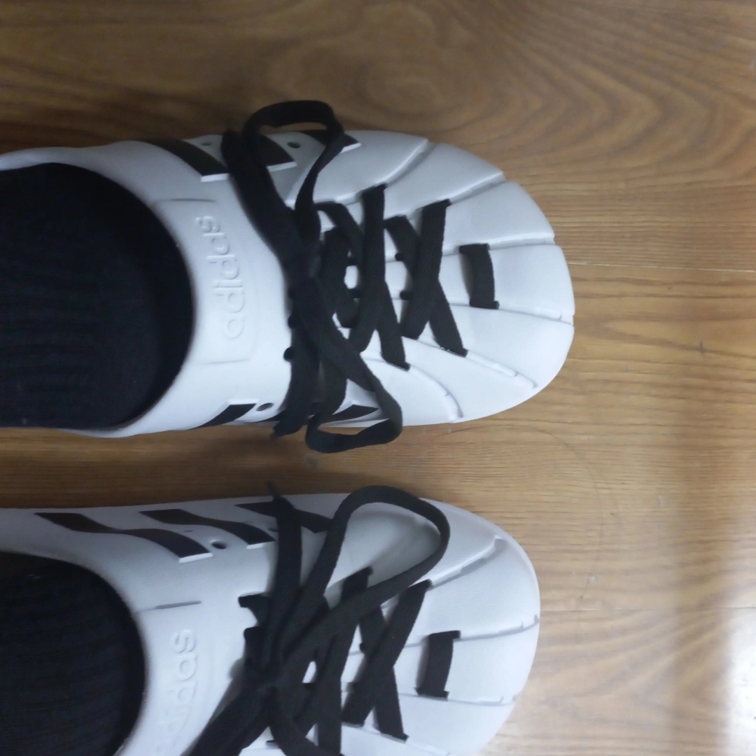 Adidas Adilette Clog White Black 착용 스타일 - 2