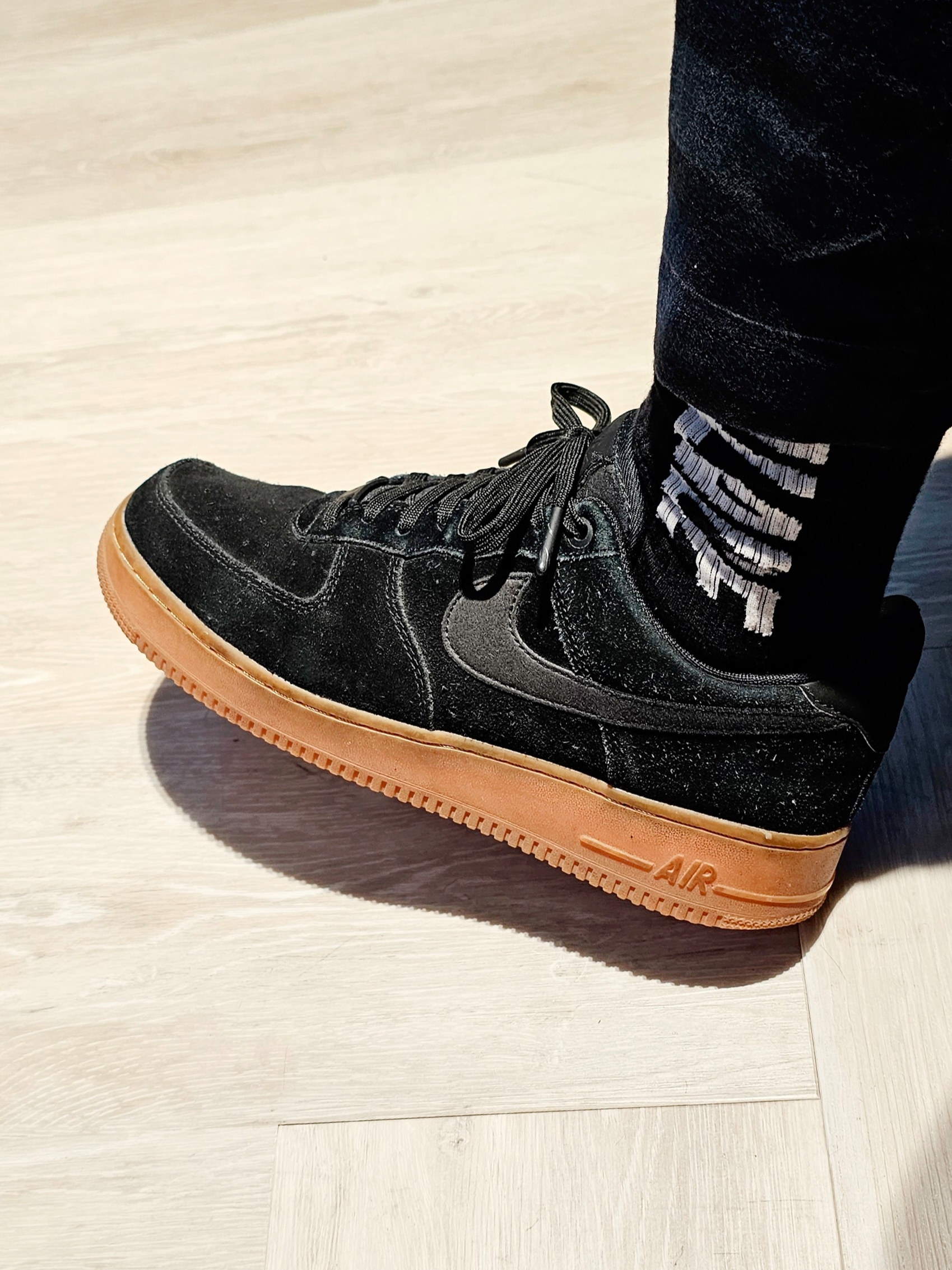 Nike Air Force 1 '07 LV8 Suede Black Gum 착용 스타일 - 2