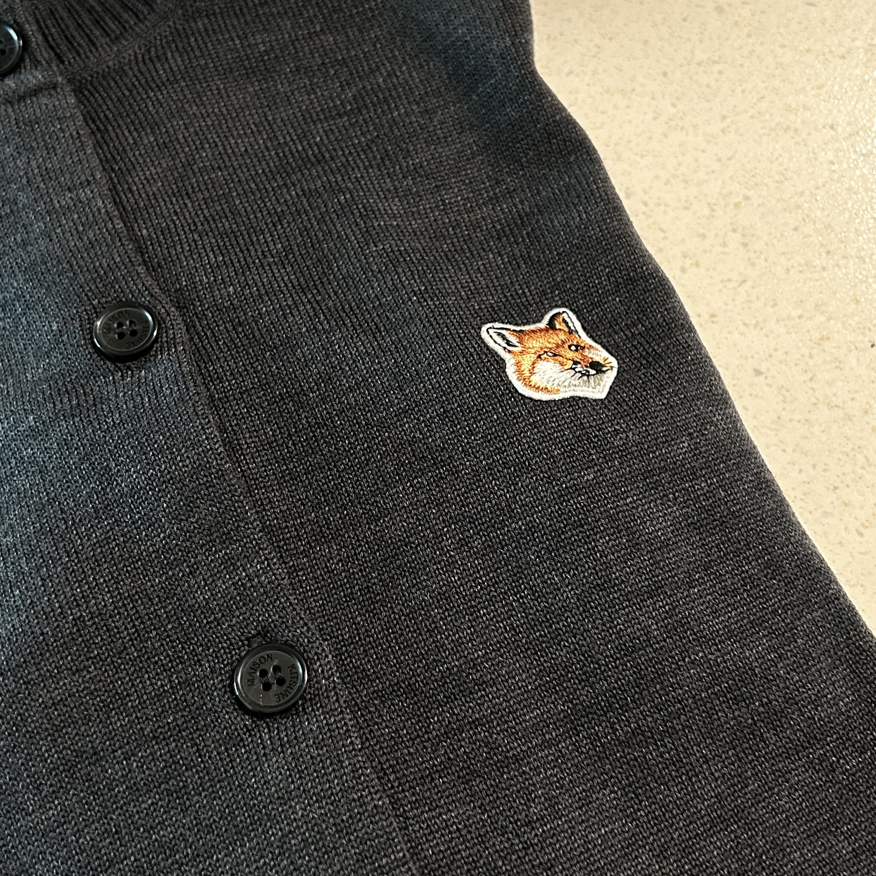 (W) Maison Kitsune Fox Head Patch Adjusted R-Neck Cardigan Anthracite Melange 착용 스타일