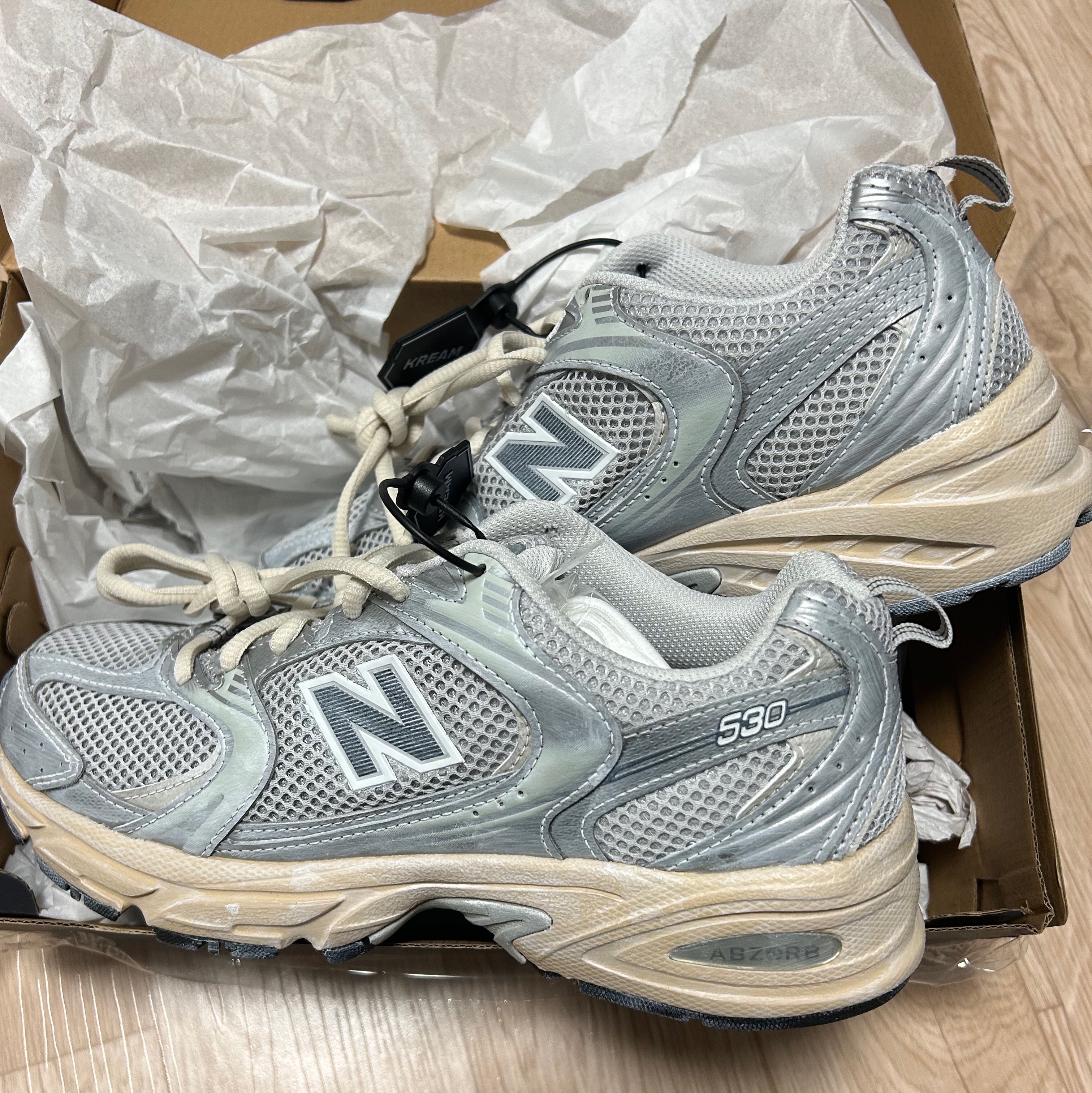 New Balance 530 Vintage Metallic Silver 착용 스타일