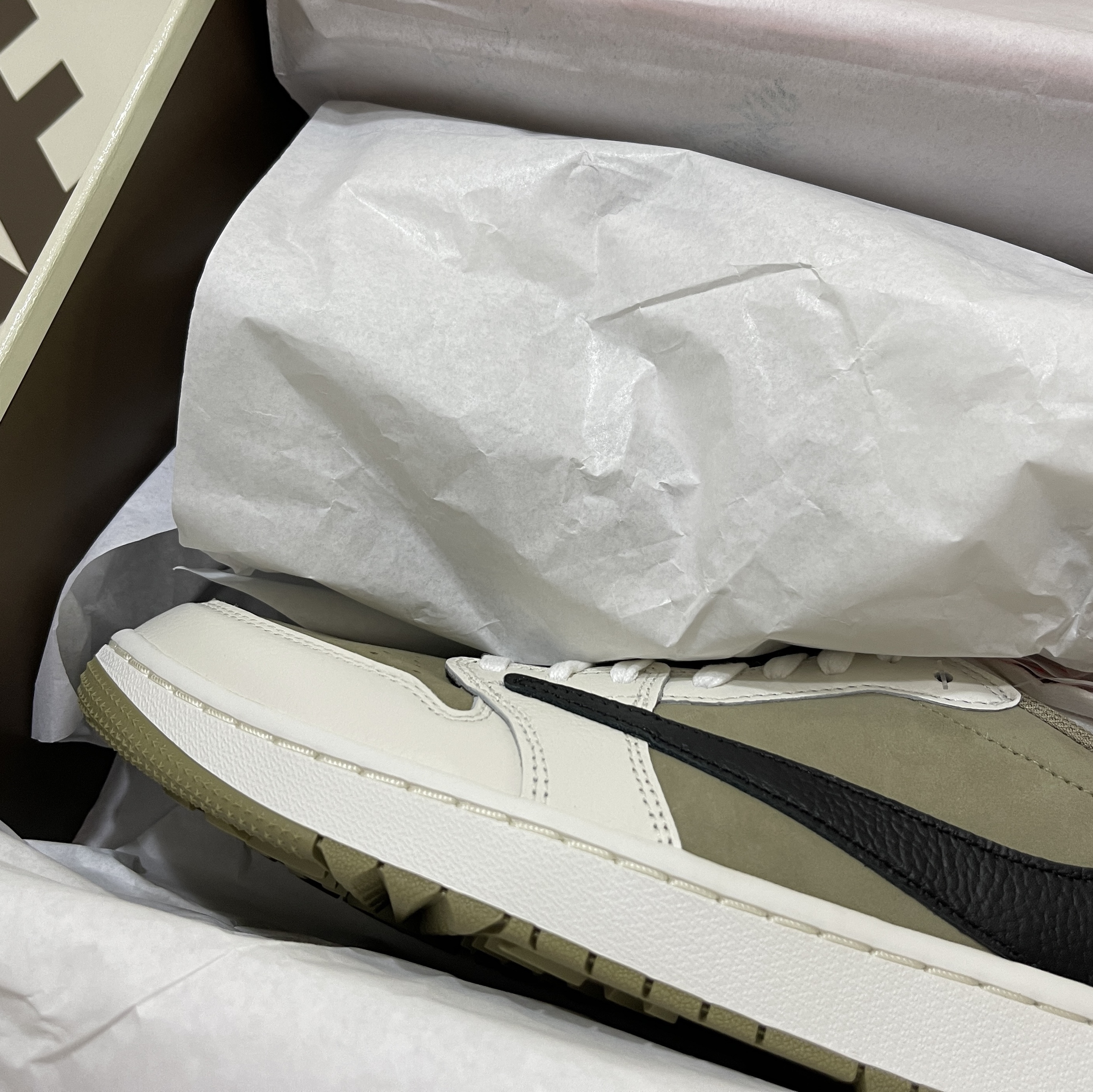 Jordan 1 x Travis Scott Retro Low Golf NRG Neutral Olive 착용 스타일 - 2