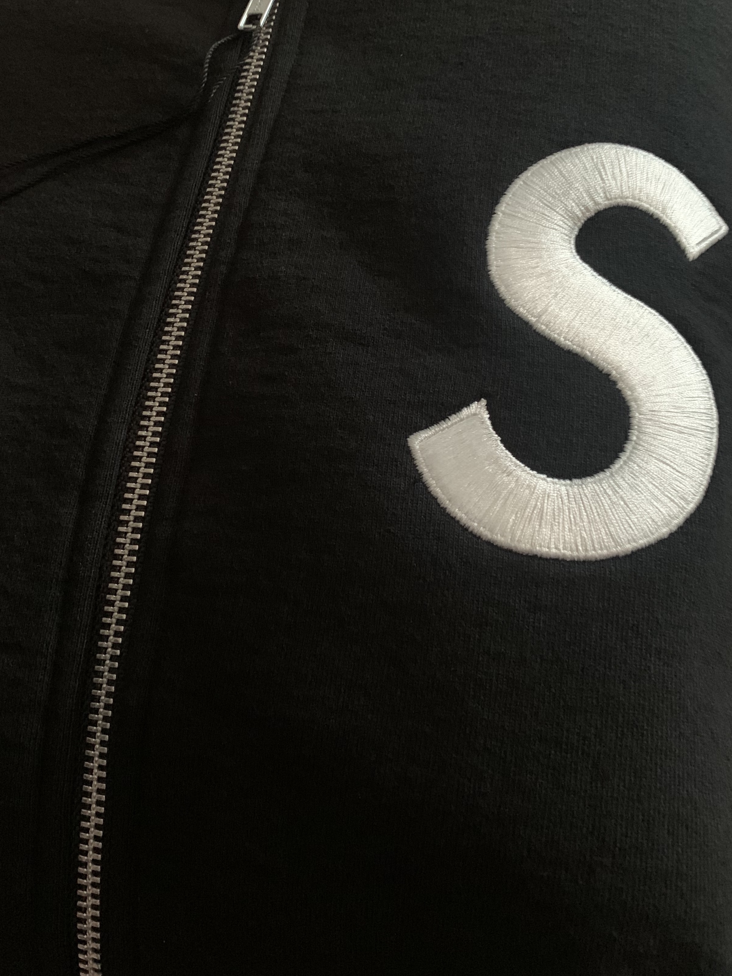 Supreme S Logo Zip Up Hooded Sweatshirt Black - 23FW 착용 스타일 - 2