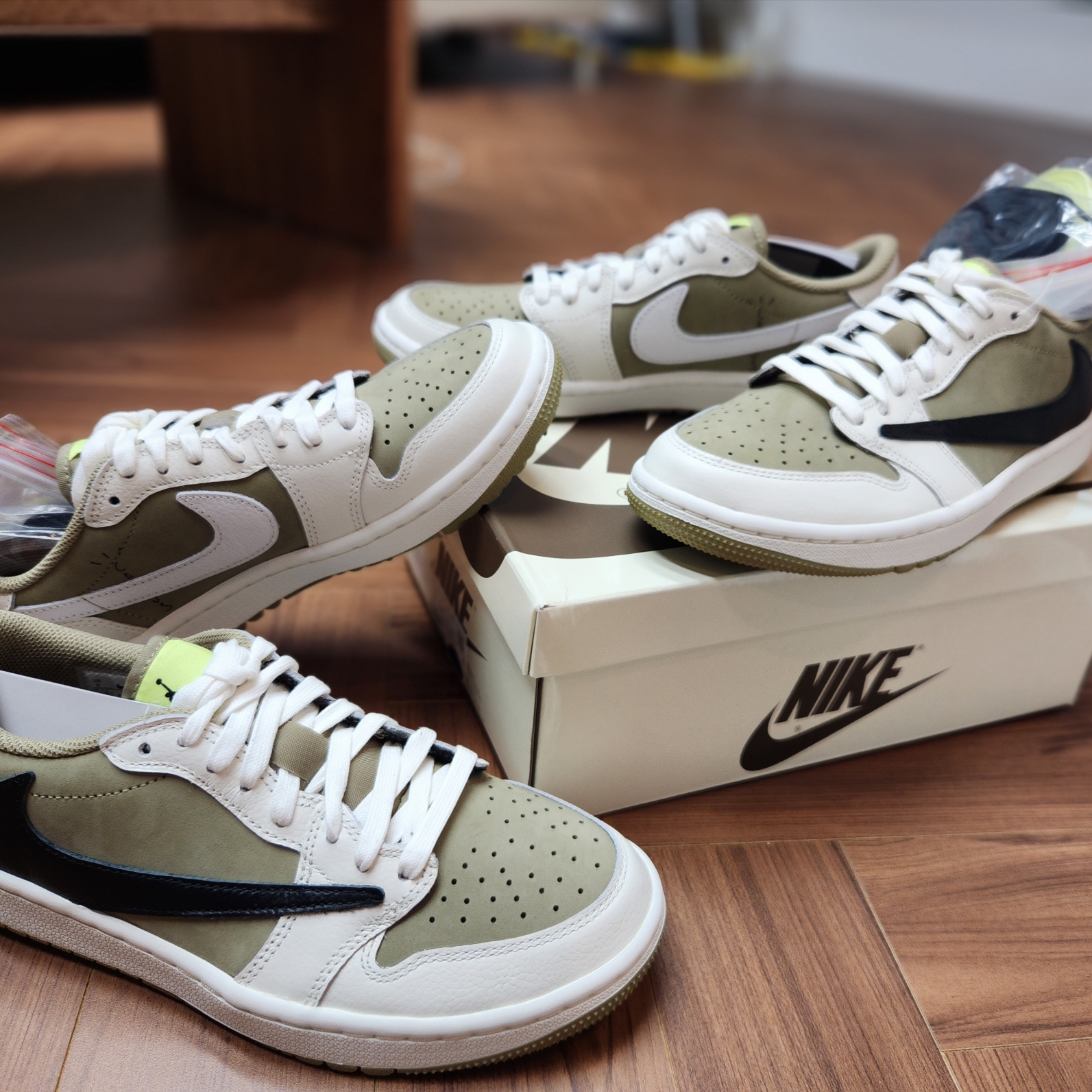 Jordan 1 x Travis Scott Retro Low Golf NRG Neutral Olive 착용 스타일 - 2