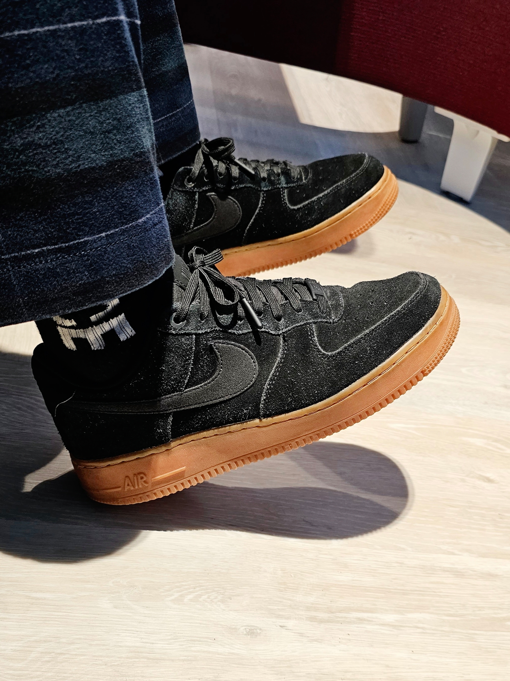 Nike Air Force 1 '07 LV8 Suede Black Gum 착용 스타일 - 1