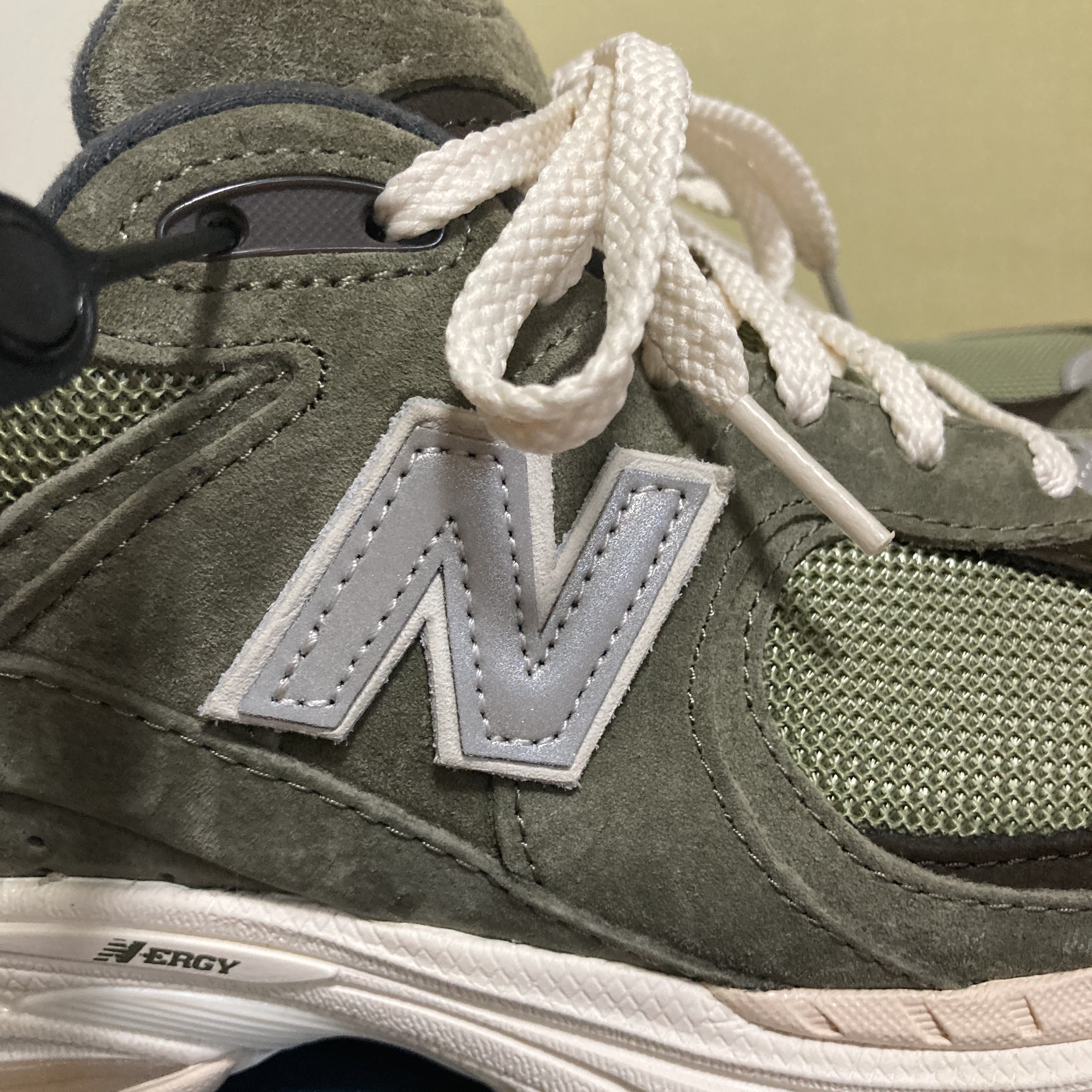 New Balance 2002R Special Vintage Khaki 착용 스타일 - 4