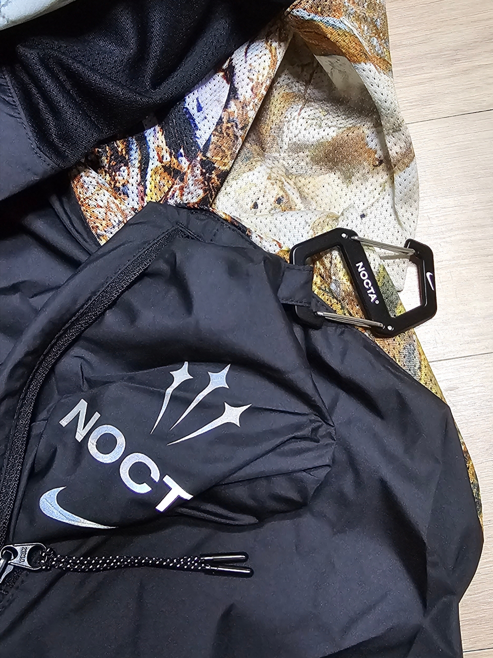 Nike x Drake Nocta NRG Running Jacket Black Baroque Brown (FJ3009-010) 착용 스타일 - 3