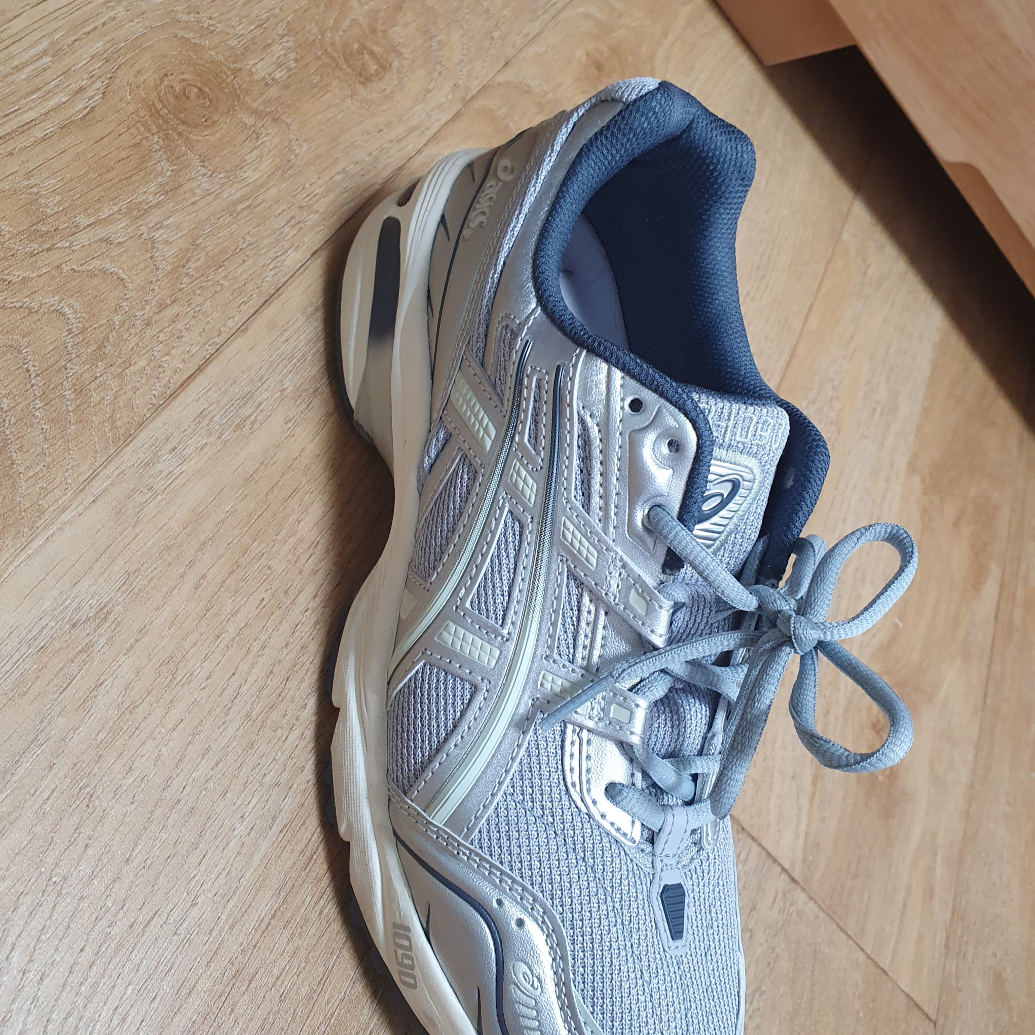 Asics Gel-1090 Piedmont Grey 착용 스타일 - 1