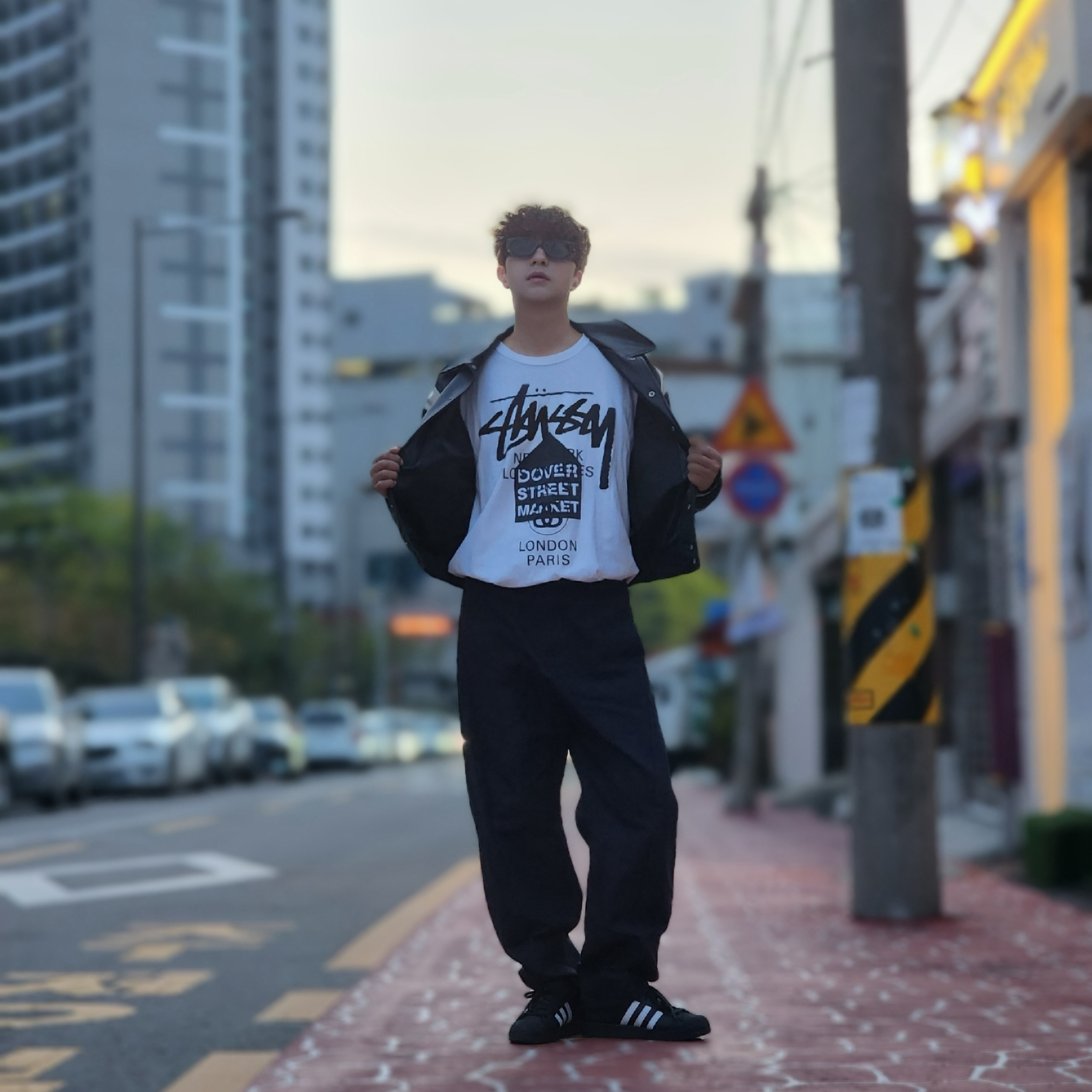 Stussy DSM World Tour T-Shirt White, Adidas Superstar Core Black White 착용 스타일 - 7