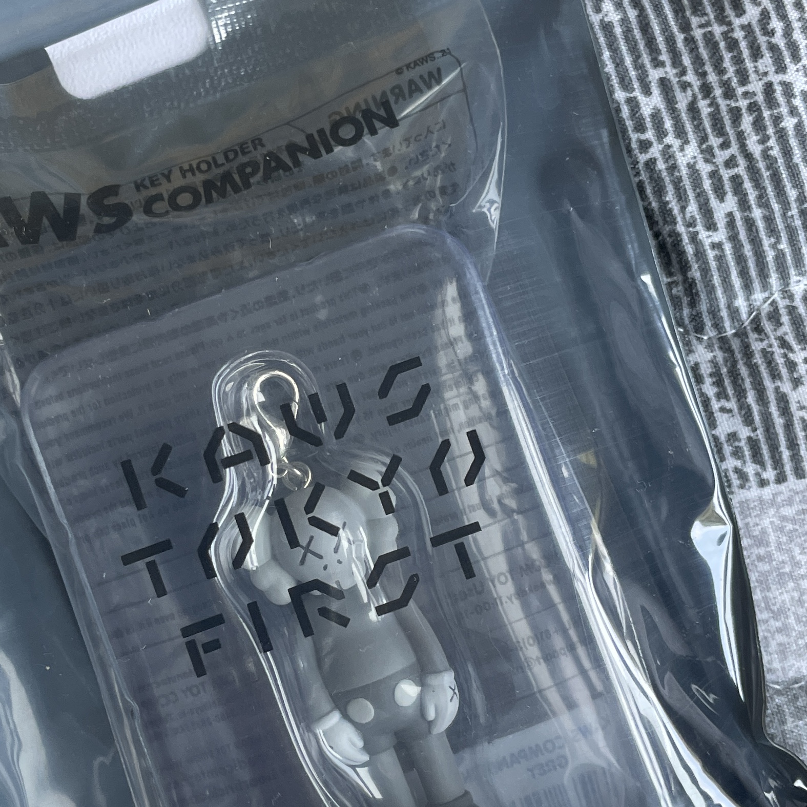 Kaws Tokyo First Companion Keychain Grey, AMI de Coeur Plain Chain Keyring Black 착용 스타일 - 1