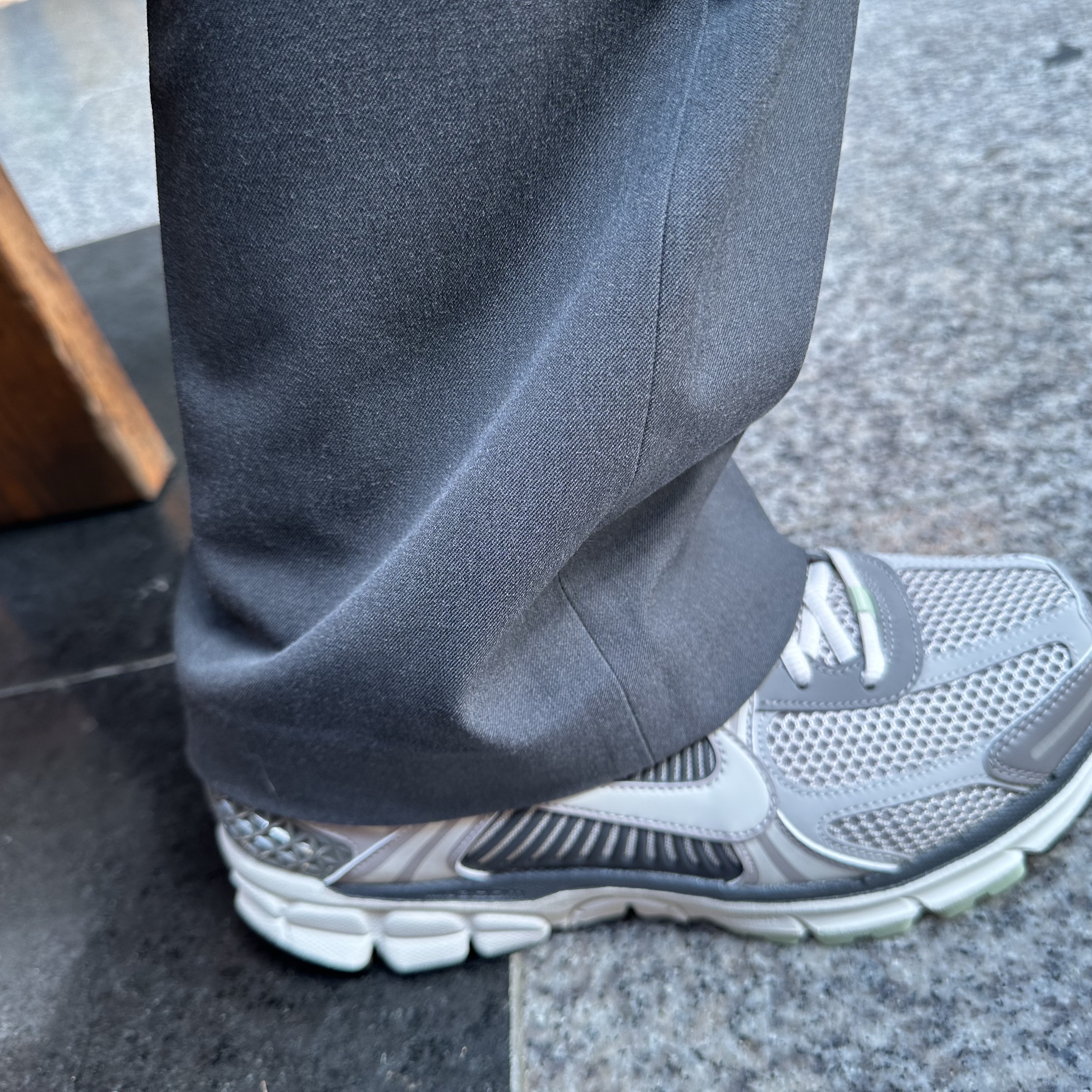 (W) Nike Zoom Vomero 5 Cobblestone and Flat Pewter 착용 스타일 - 1