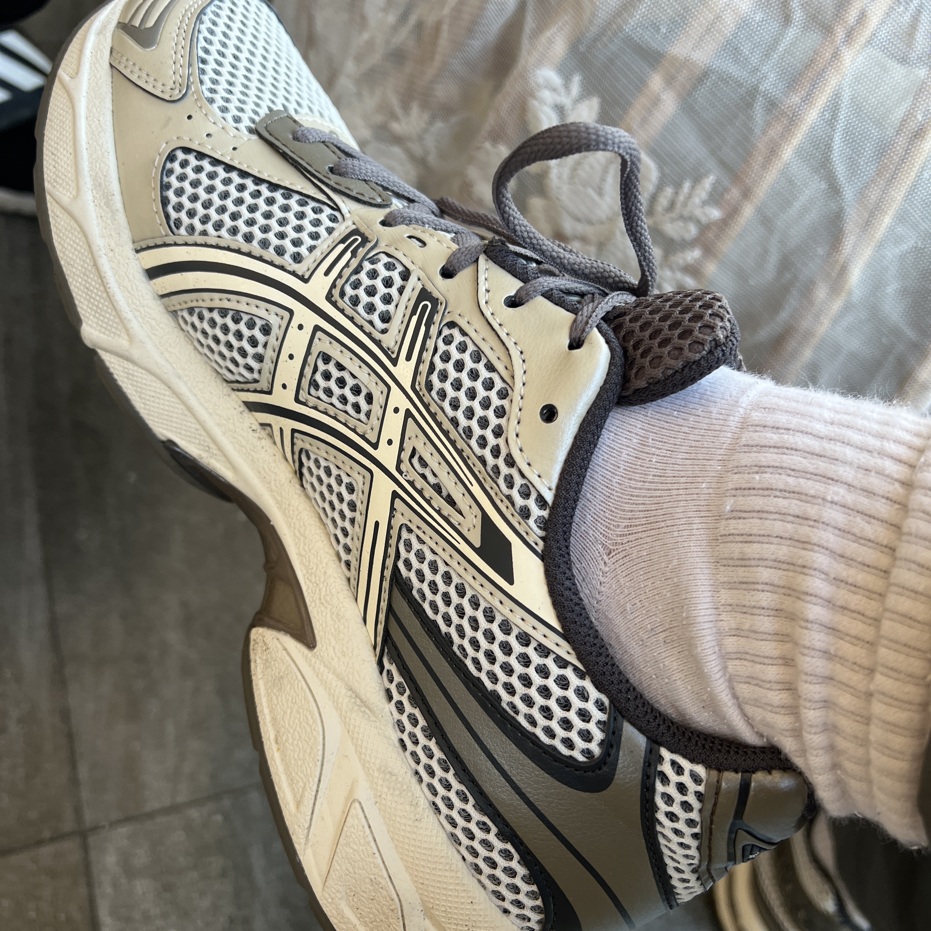 Asics Gel-1130 Birch Dark Taupe - Korea Exclusive 착용 스타일 - 2