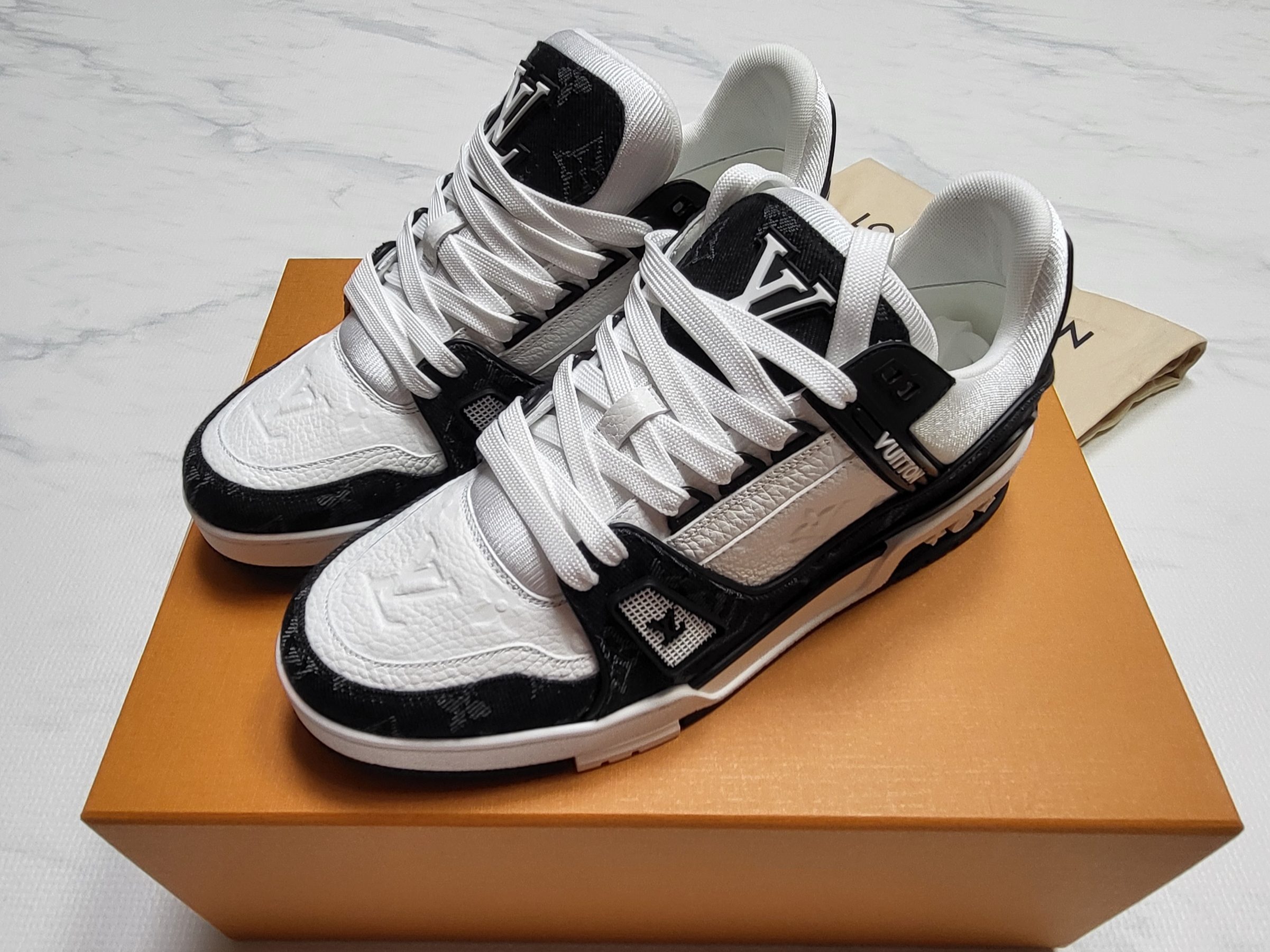Louis Vuitton LV Trainer Sneakers Monogram Denim White Black 착용 스타일 - 2