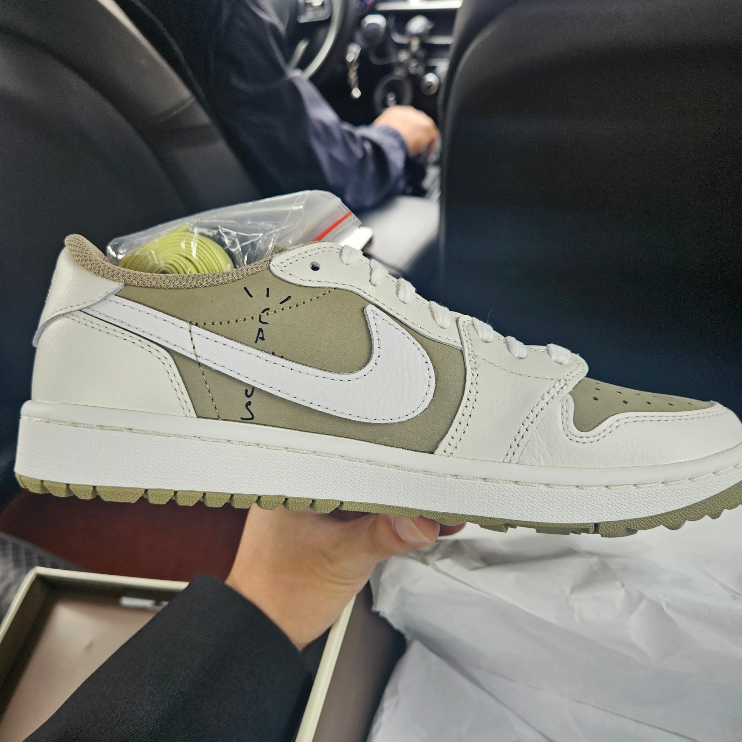 Jordan 1 x Travis Scott Retro Low Golf NRG Neutral Olive 착용 스타일 - 2