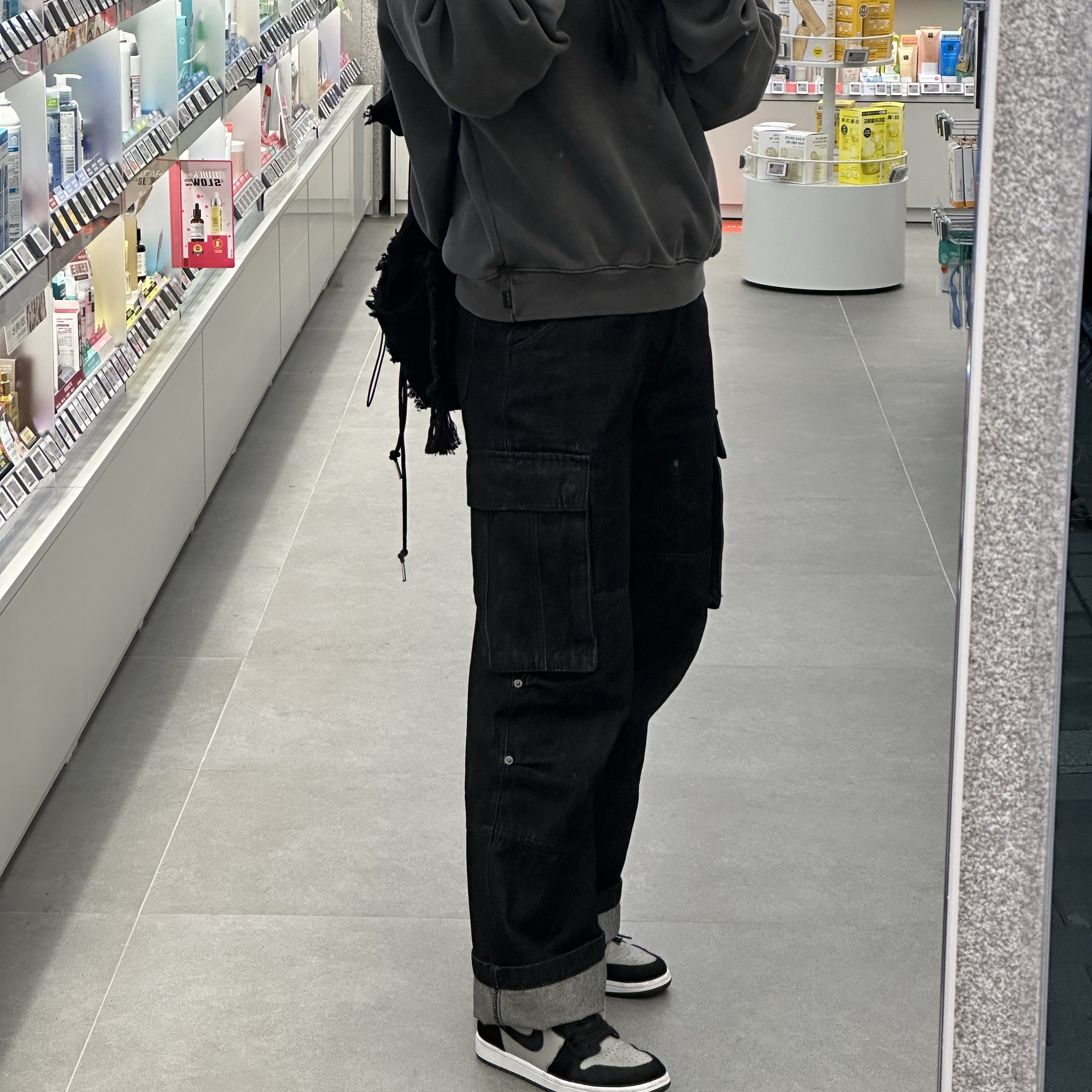 IAB Studio Pigment Sweatshirt Black, (W) Jordan 1 Retro High OG Medium Grey 착용 스타일