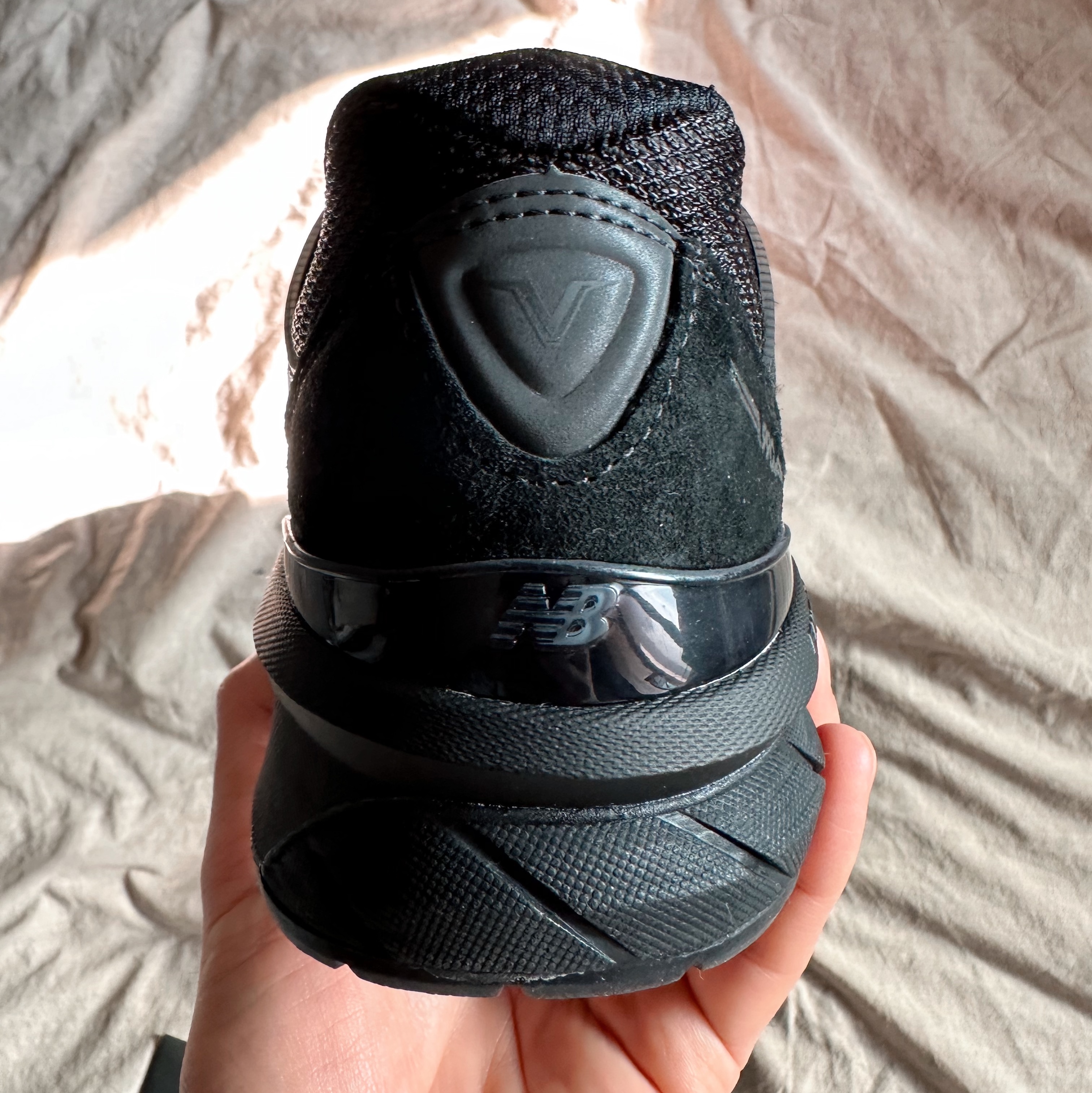 New Balance 990v5 Made in USA Triple Black - D Standard 착용 스타일 - 5