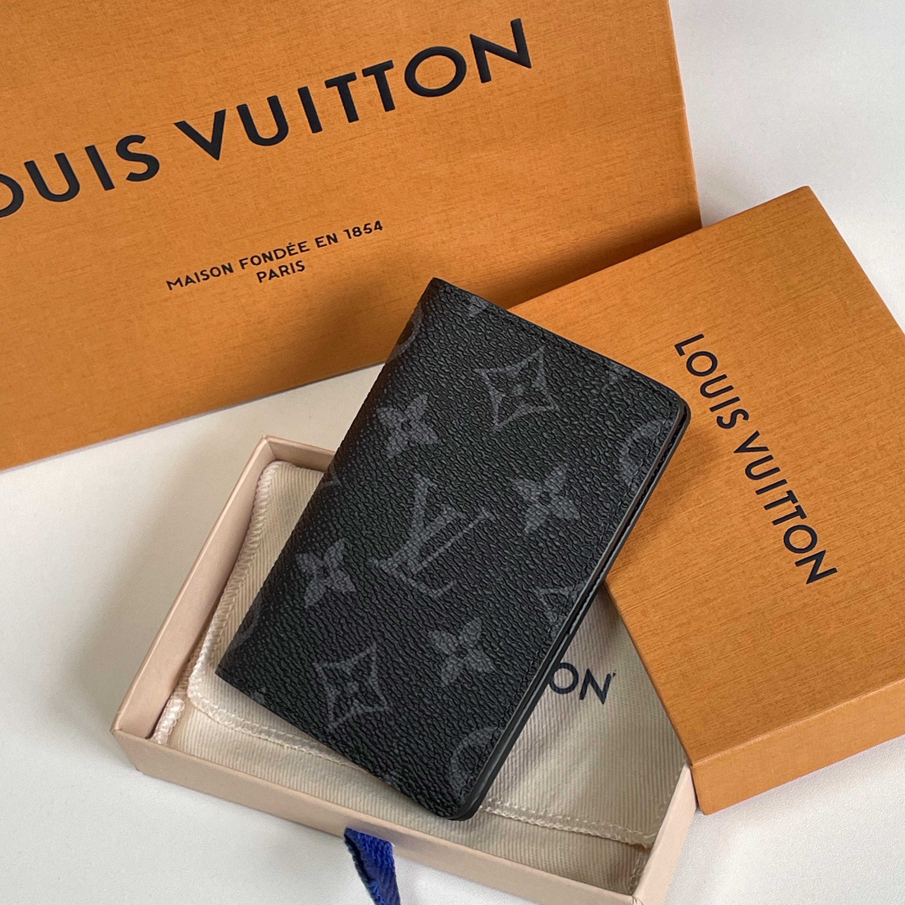 Louis Vuitton Pocket Organizer Monogram Eclipse 착용 스타일