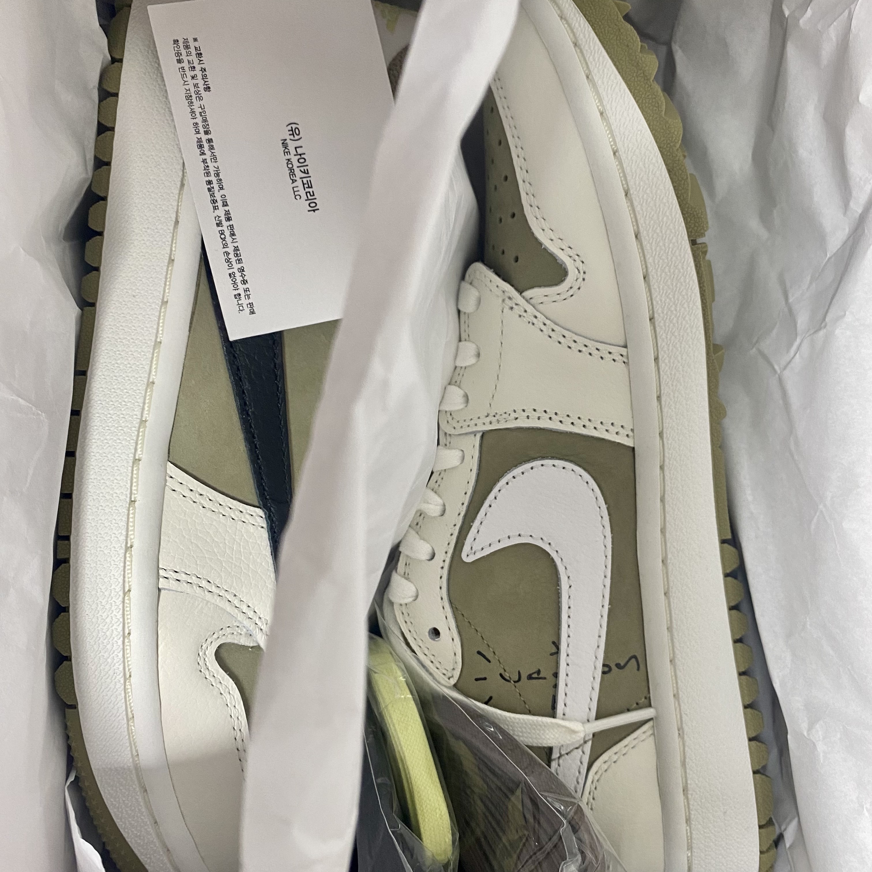 Jordan 1 x Travis Scott Retro Low Golf NRG Neutral Olive 착용 스타일