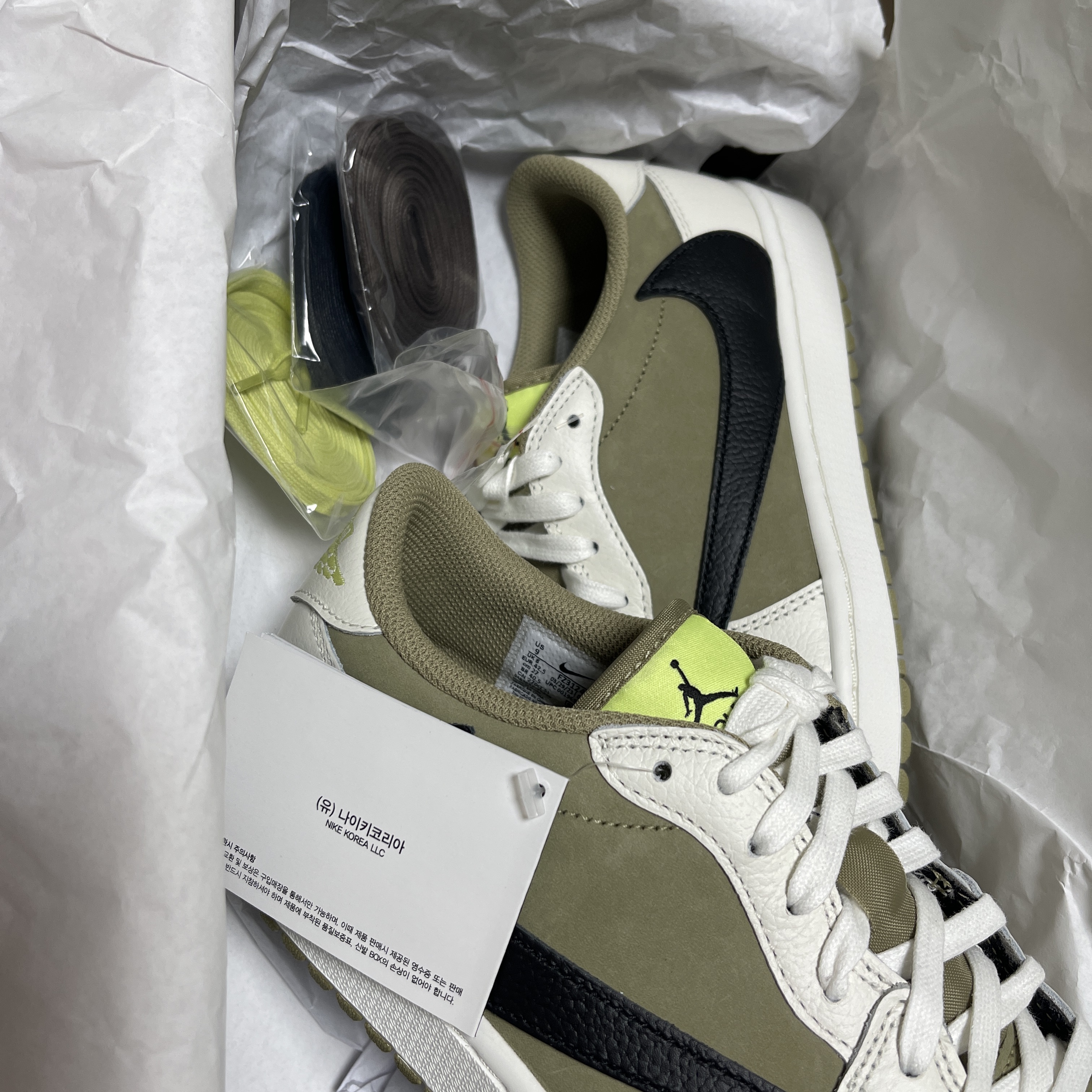 Jordan 1 x Travis Scott Retro Low Golf NRG Neutral Olive 착용 스타일 - 3