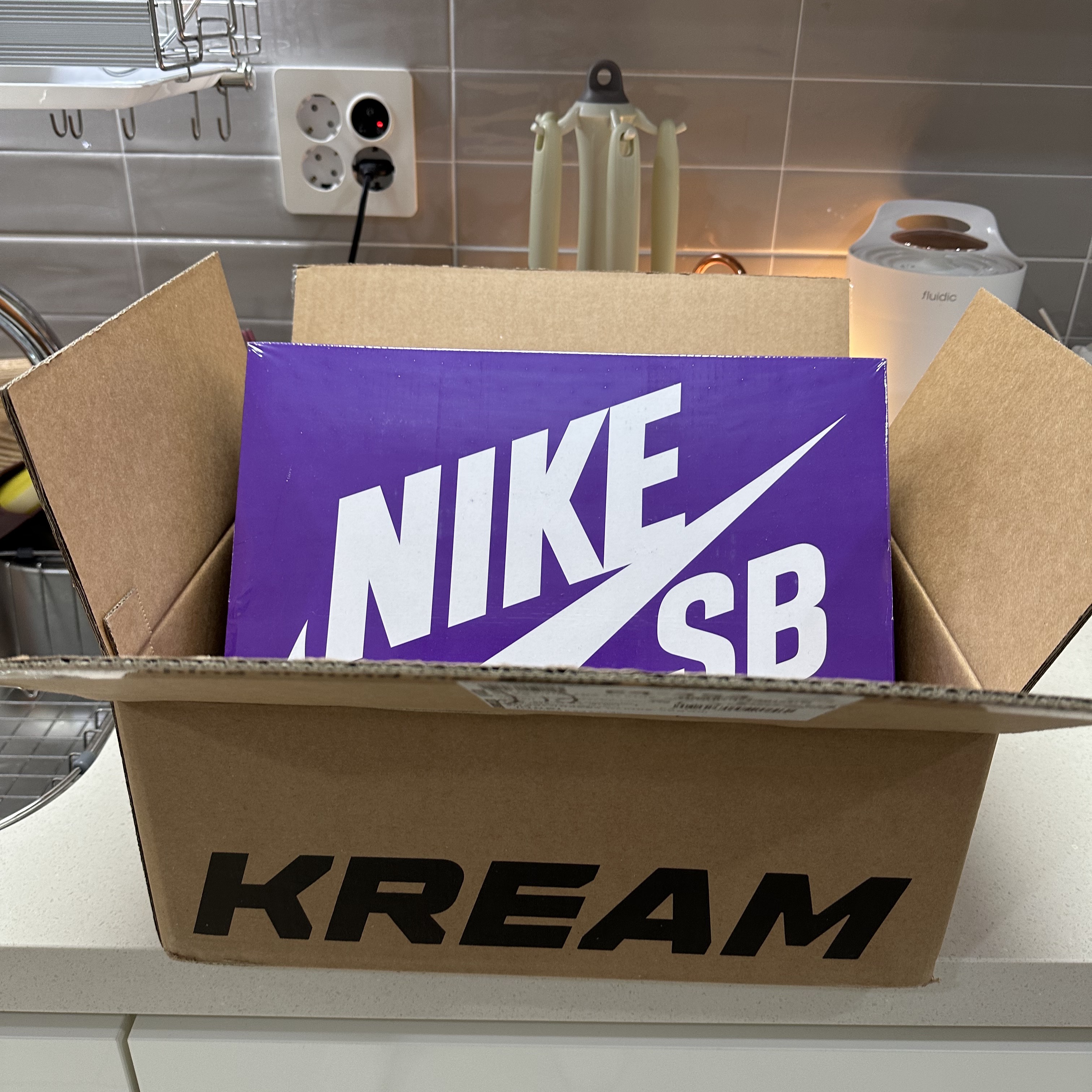 Nike x Supreme SB Dunk High OG QS By Any Means Varsity Maize Pine Green, Kenzo Paris Baseball Cap Beige 착용 스타일 - 4
