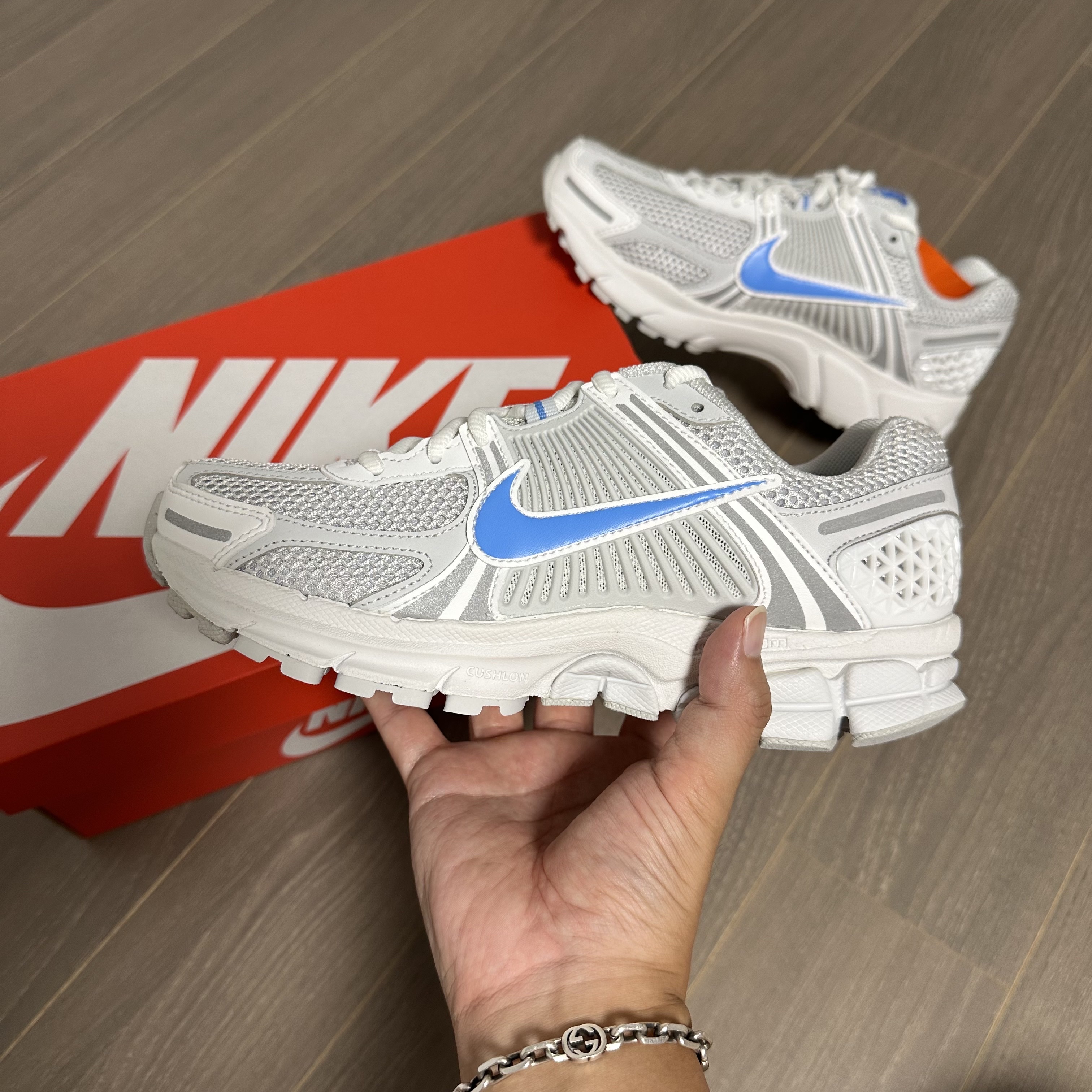 Nike Zoom Vomero 5 Photon Dust and University Blue 착용 스타일 - 1