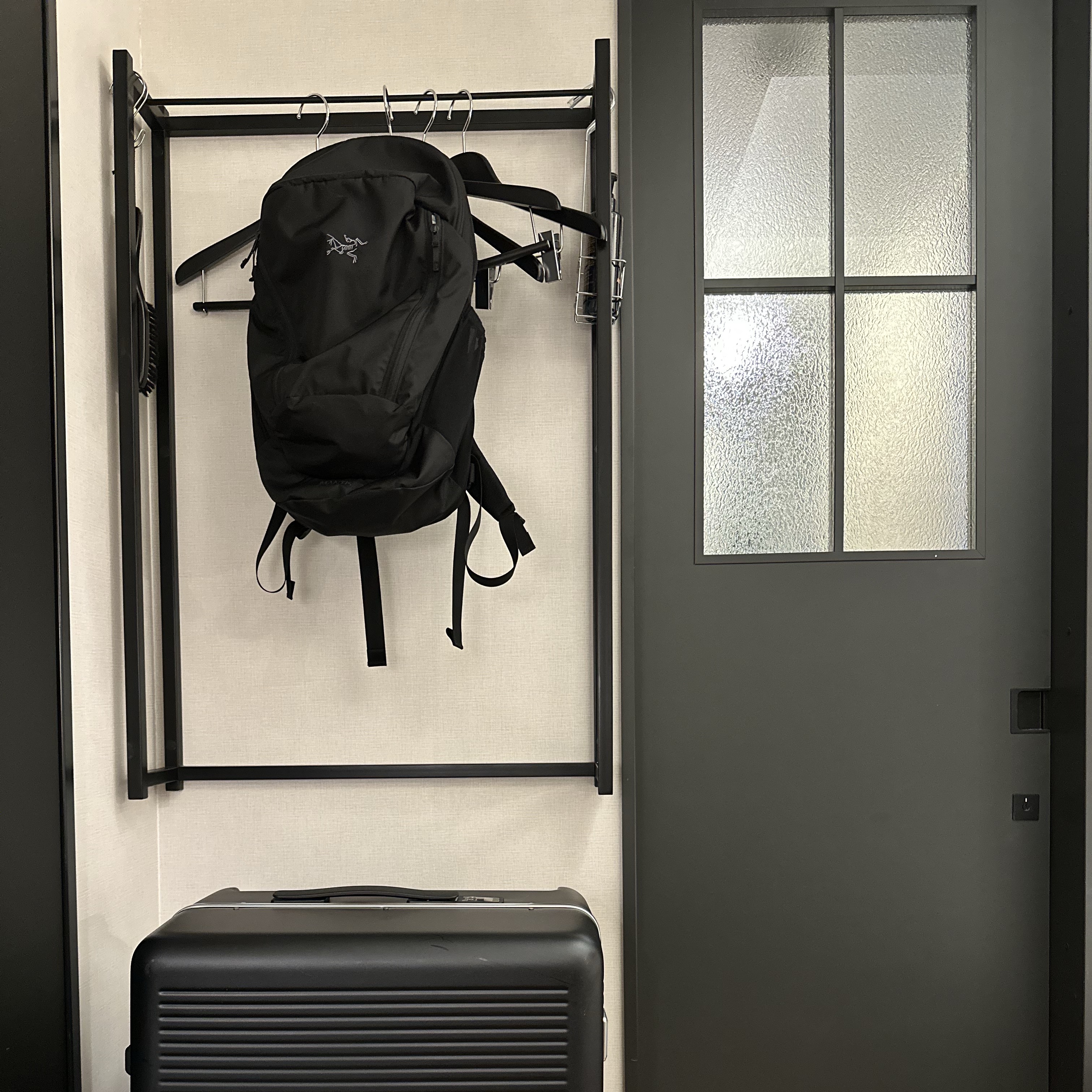 Arc'teryx Mantis 26 Backpack Black 착용 스타일
