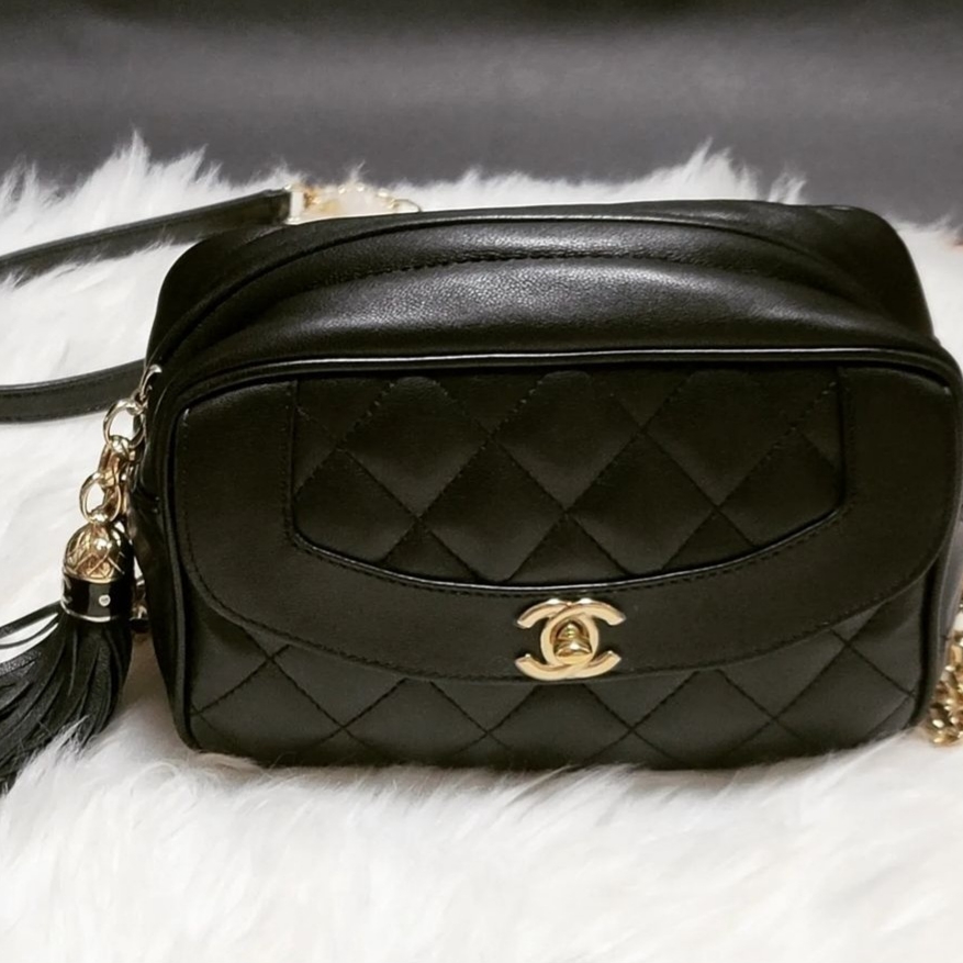 Chanel Camera Case Lambskin & Gold Black 착용 스타일 - 2