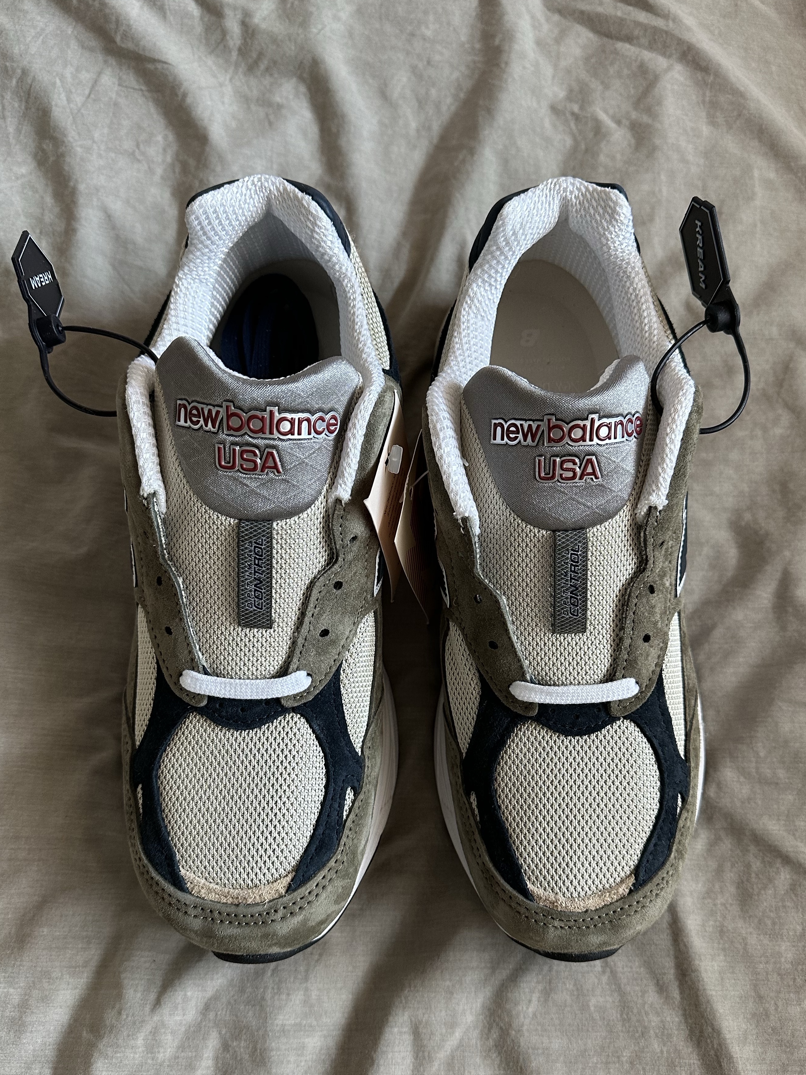 New Balance 990v3 Made in USA Olive 착용 스타일 - 3