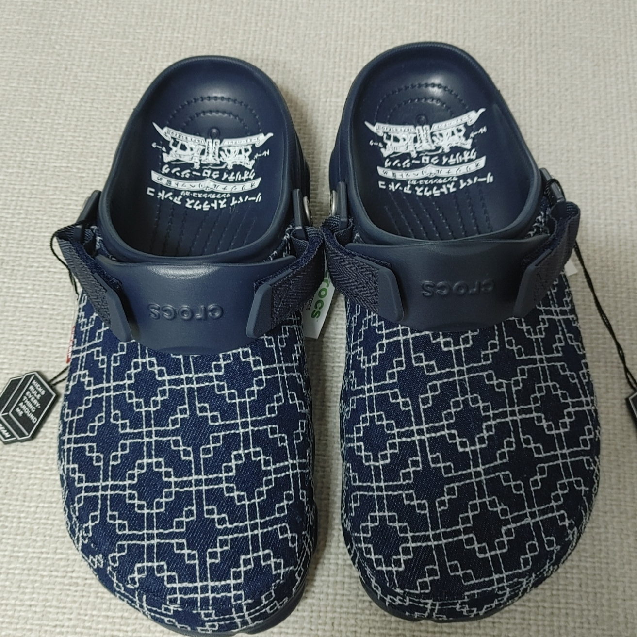 Crocs x Levi's All Terrain Clog Navy 착용 스타일