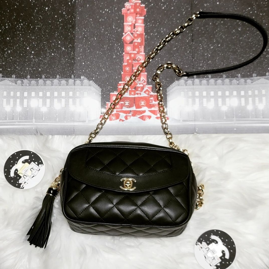 Chanel Camera Case Lambskin & Gold Black 착용 스타일 - 1